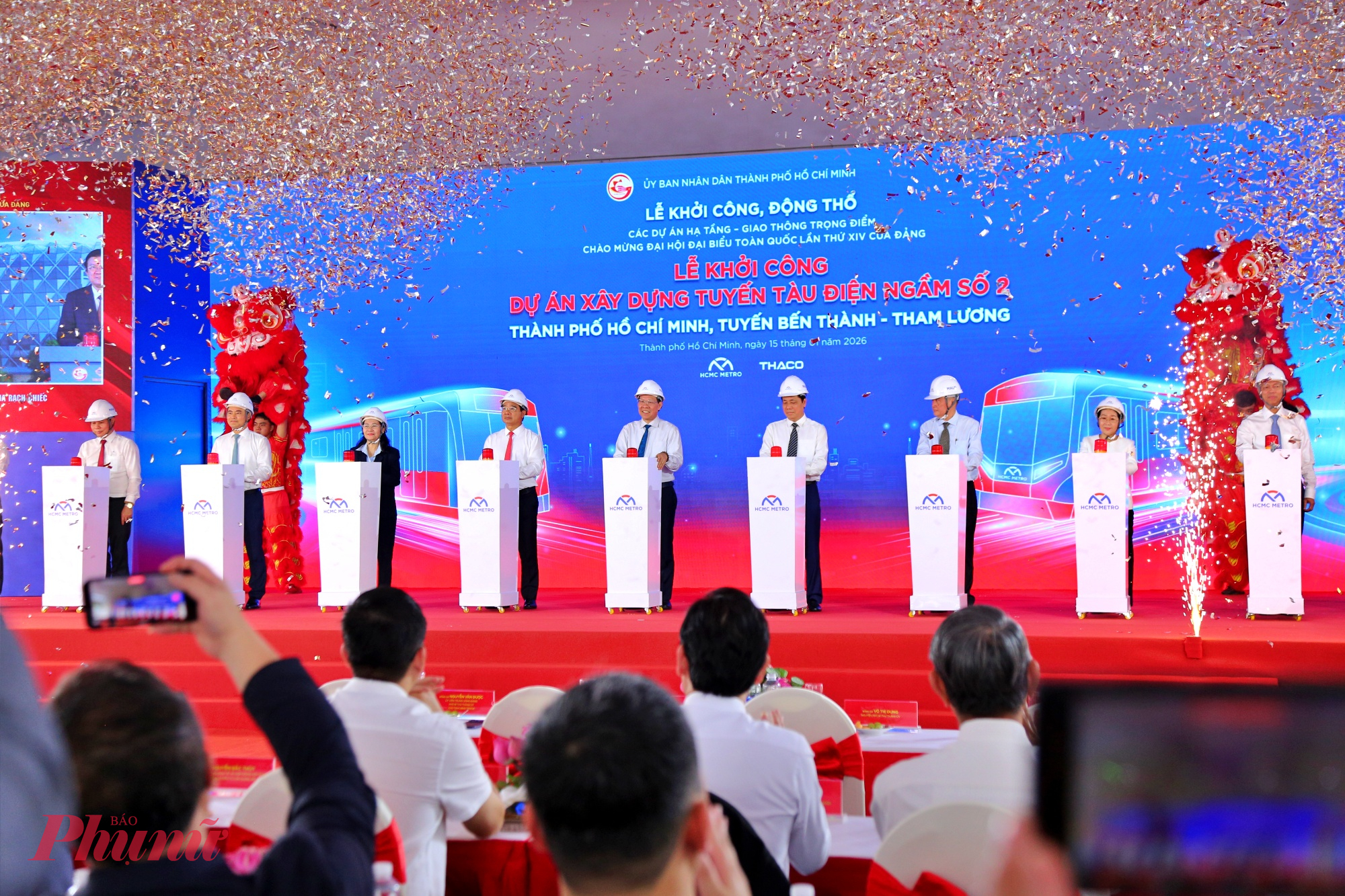 Các lãnh đạo nhấn nút khởi công tuyến metro số 2 vào sáng 15/1 - Ảnh: Nguyễn Văn