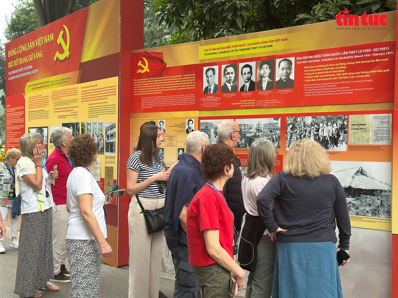 Nhiều du khách quốc tế chăm chú tìm hiểu con đường phát triển của Việt Nam qua các tư liệu tại triển lãm.