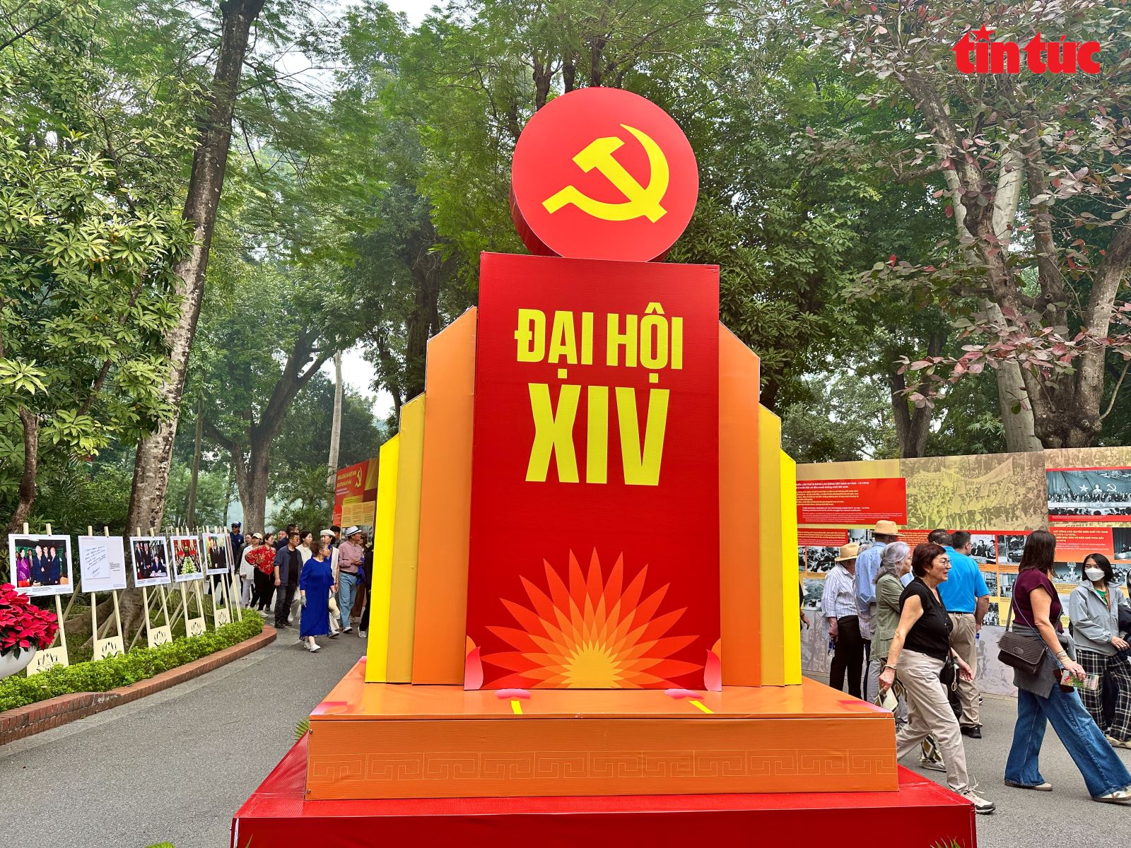 Triển lãm “Đảng Cộng sản Việt Nam - rực rỡ trang sử vàng”...