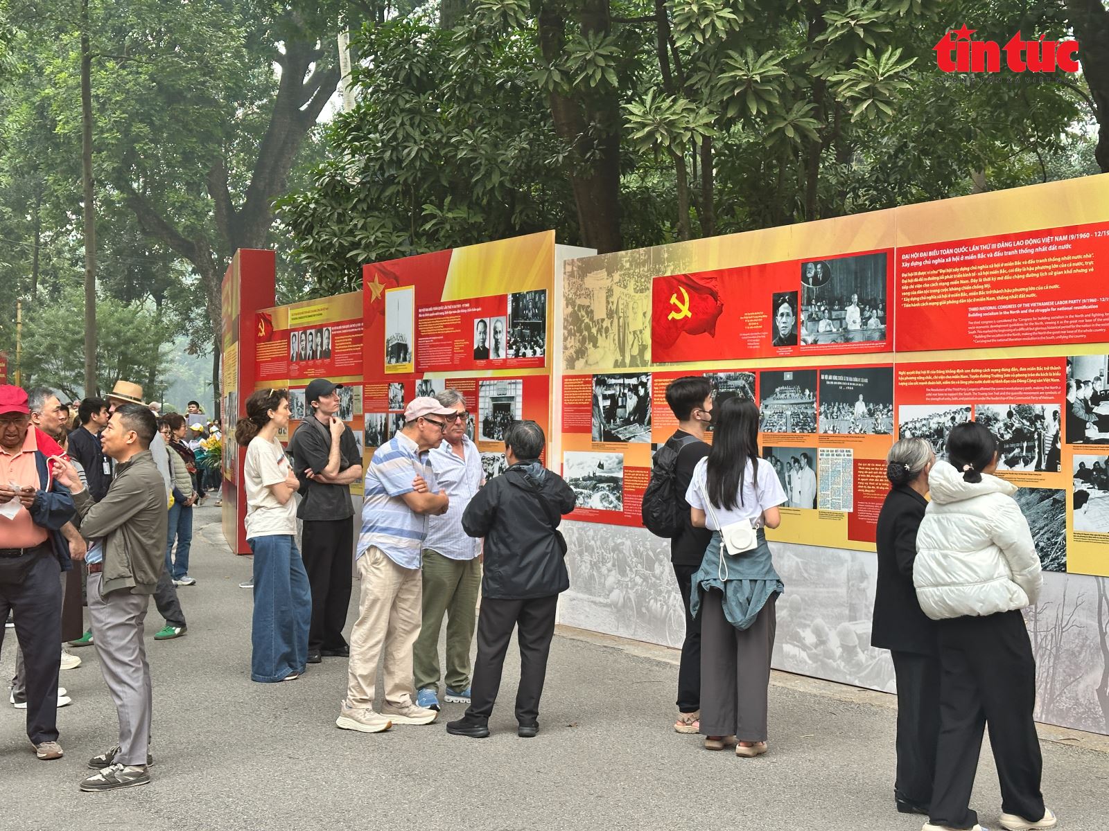 Dòng người nối tiếp tham quan cho thấy sức lan tỏa và sự quan tâm của công chúng đối với triển lãm.