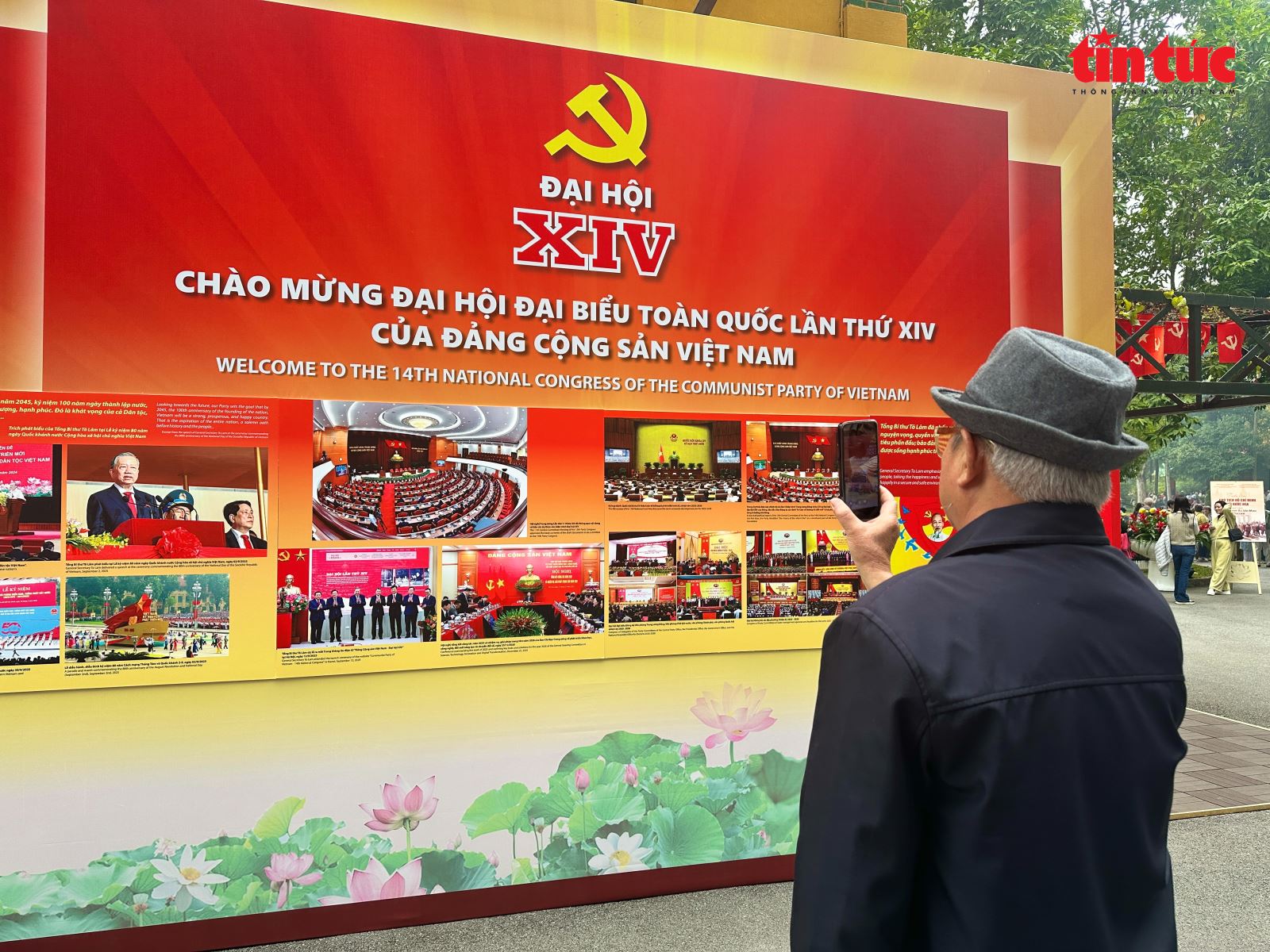 Khách tham quan ghi chép, lưu lại hình ảnh, thể hiện sự quan tâm và trân trọng đối với giá trị lịch sử được trưng bày. Chú thích ảnh