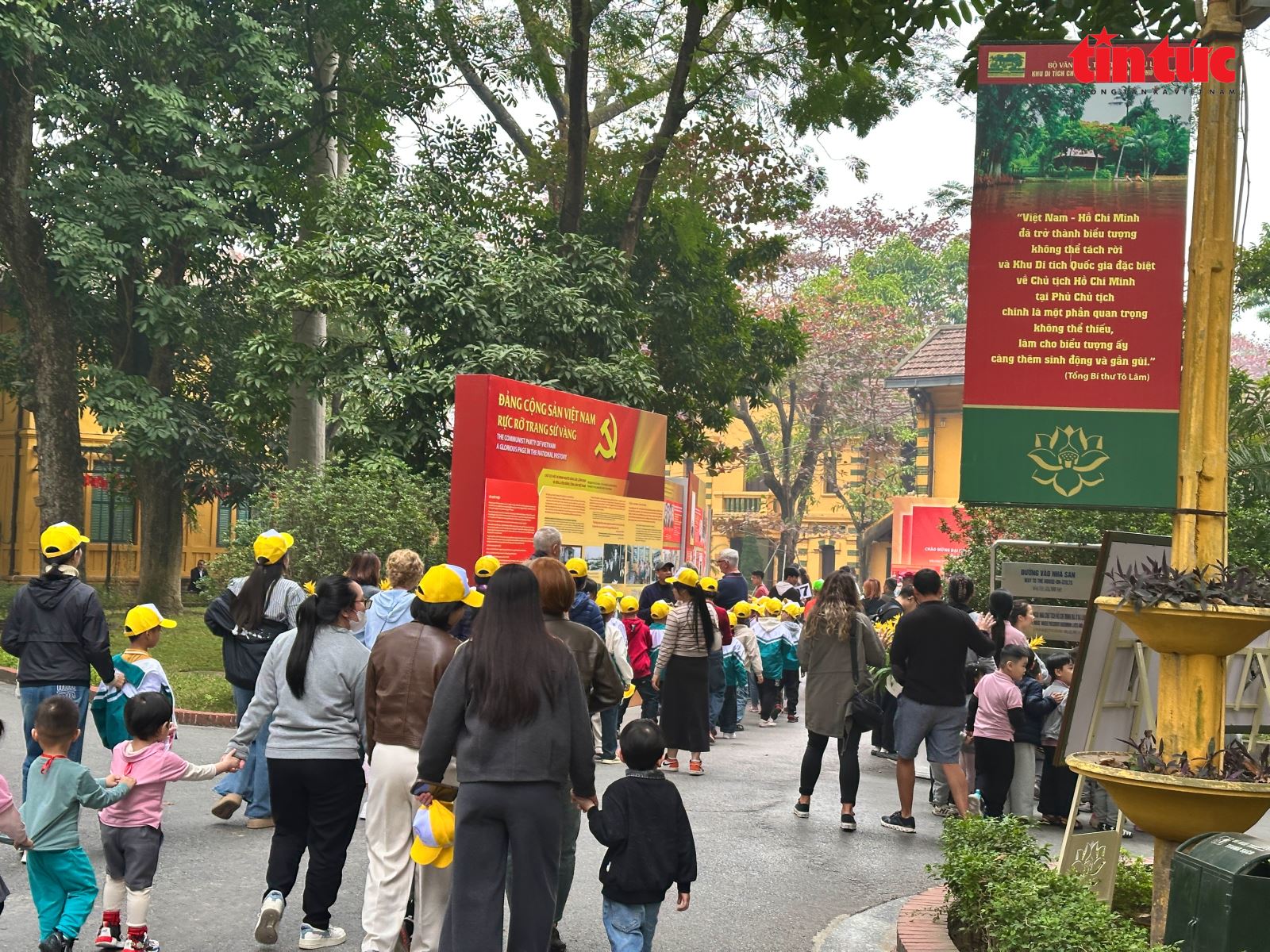Các gia đình, học sinh, nhóm du khách cùng nhau tìm hiểu lịch sử Đảng trong không gian văn hóa giàu ý nghĩa.