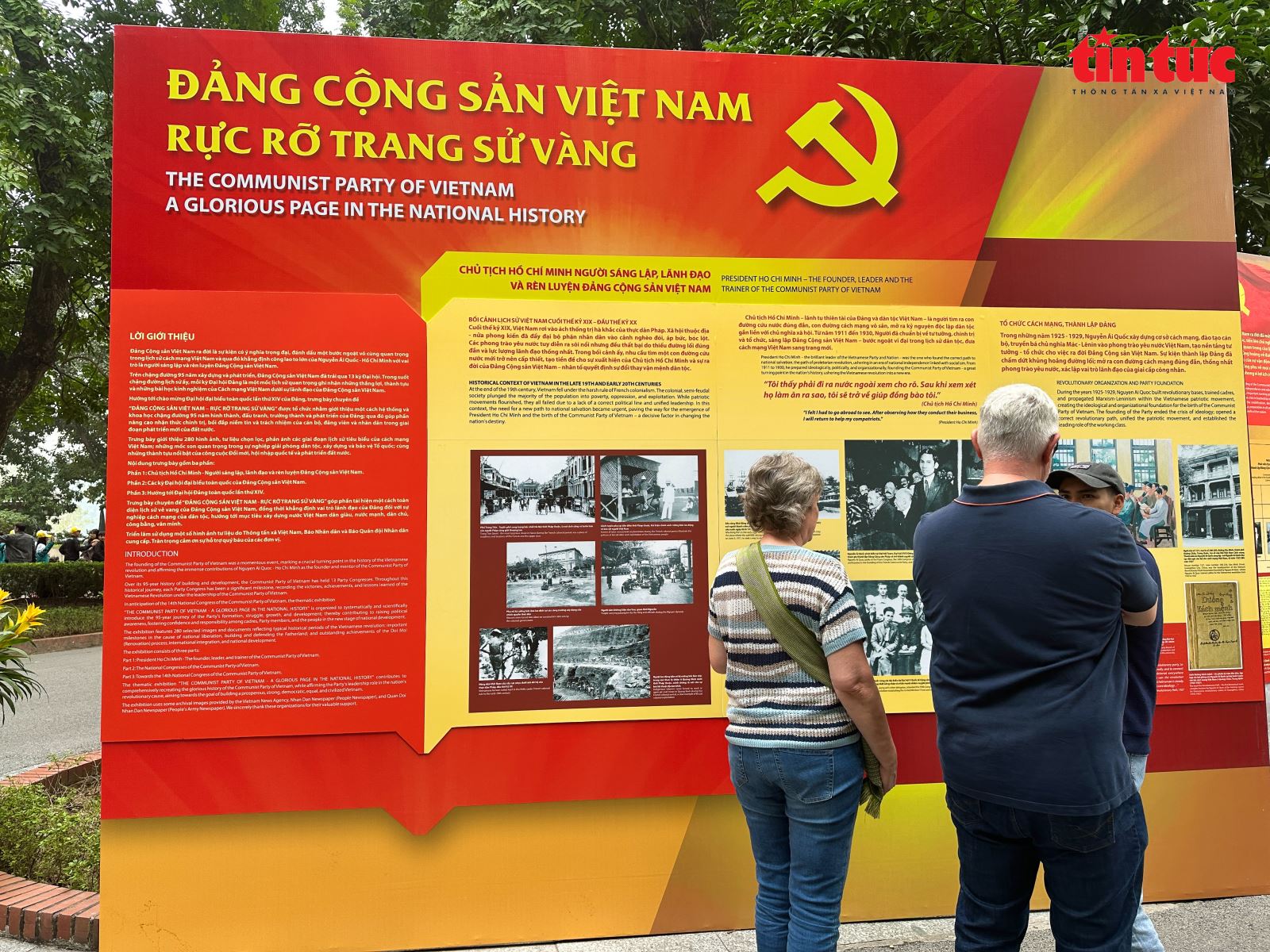 Du khách nước ngoài dừng chân tìm hiểu các tư liệu, hình ảnh về hành trình ra đời, xây dựng và phát triển của Đảng Cộng sản Việt Nam.