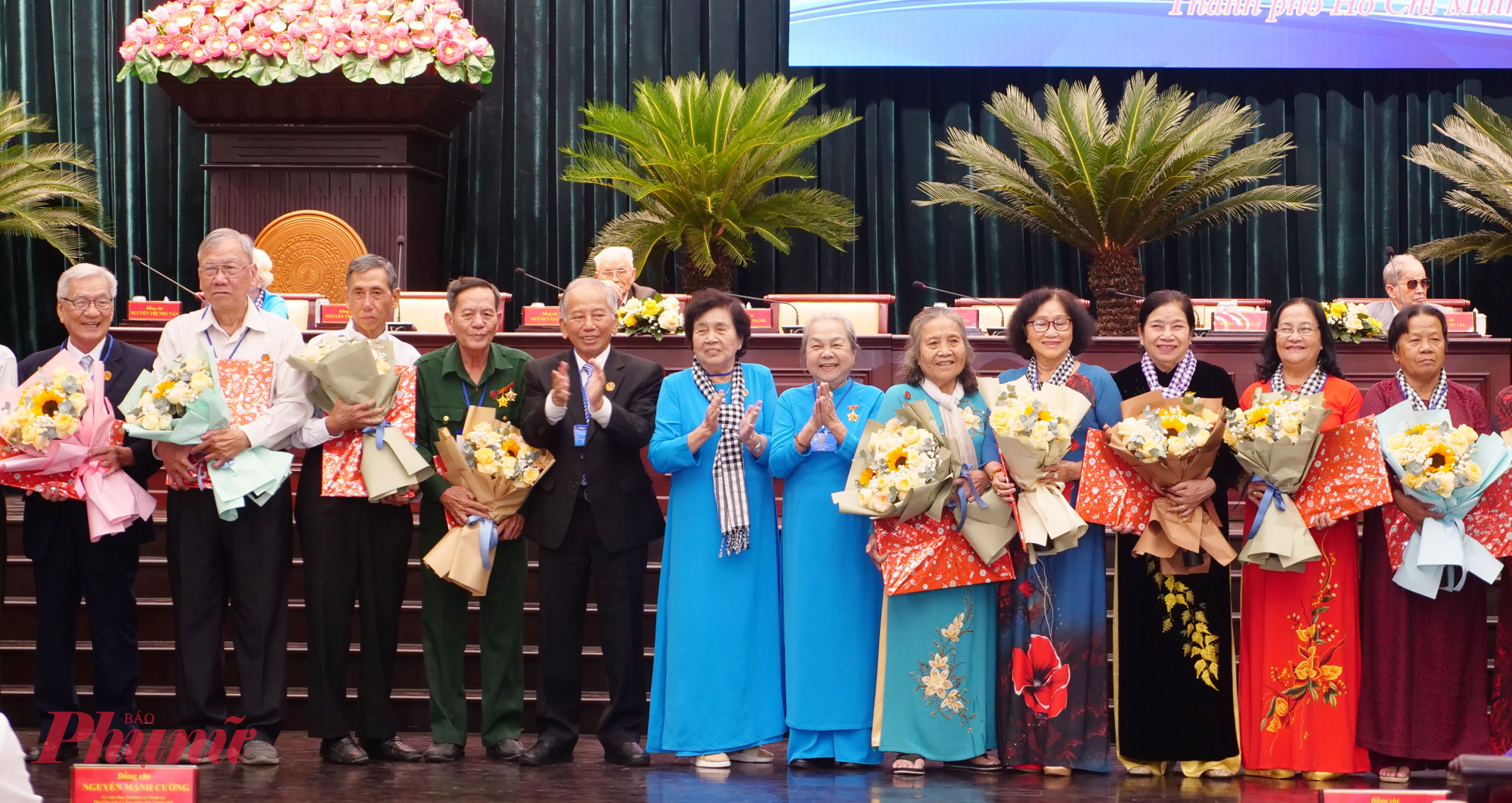 Tặng quà lưu niệm các đại biểu trong Ban Chủ nhiệm không tiếp tục tham gia trong nhiệm kỳ mới 2025 - 2030 - Ảnh: Trang Nguyễn 