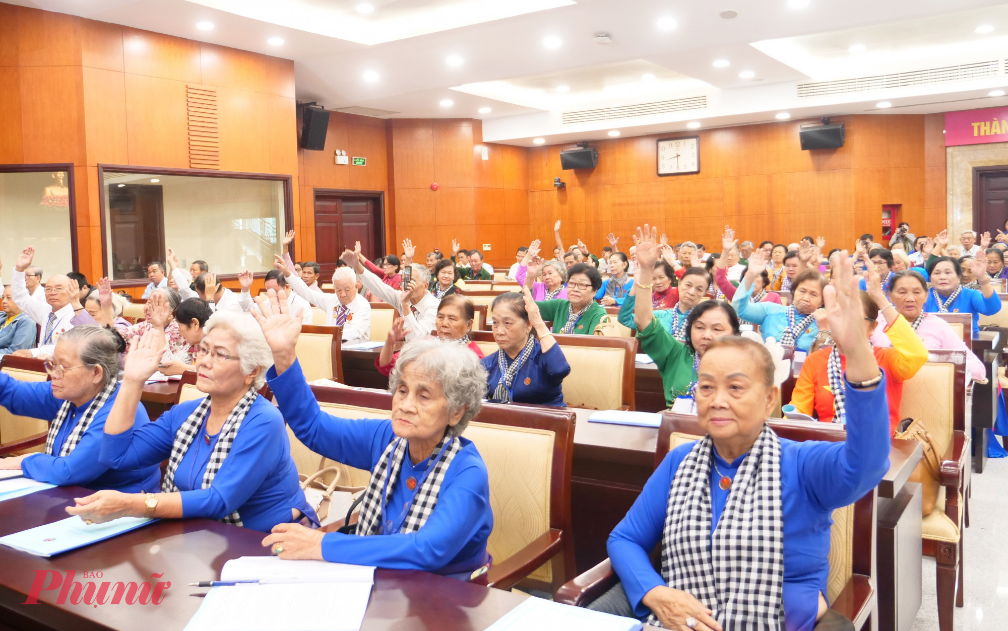 Đại biểu biểu quyết thông qua các nội dung tại Đại hội - Ảnh: Trang Nguyễn 