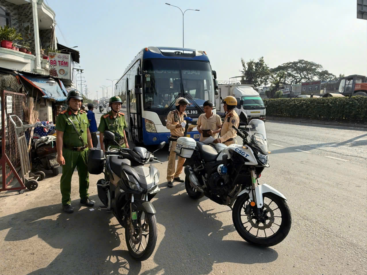 Đội CSGT An Sương kiểm tra một chiếc xe khách. Ảnh: CSGT