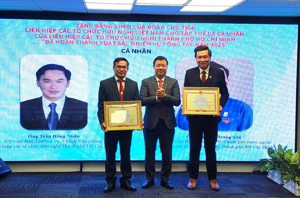 Ông Nguyễn Ngọc Hùng - Phó Chủ tịch Liên hiệp các tổ chức hữu nghị Việt Nam - gửi tặng bằng khen cho các cá nhân xuất sắc đã đóng góp vào công tác đối ngoại nhân dân trpng năm 2025