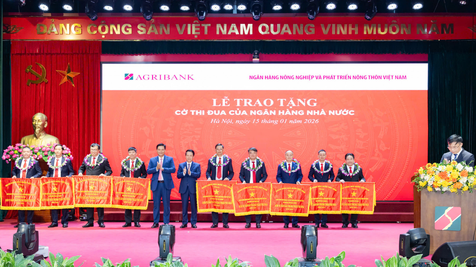Các đơn vị trong hệ thống Agribank vinh dự nhận cờ thi đua của Ngân hàng Nhà nước - Ảnh: Agribank