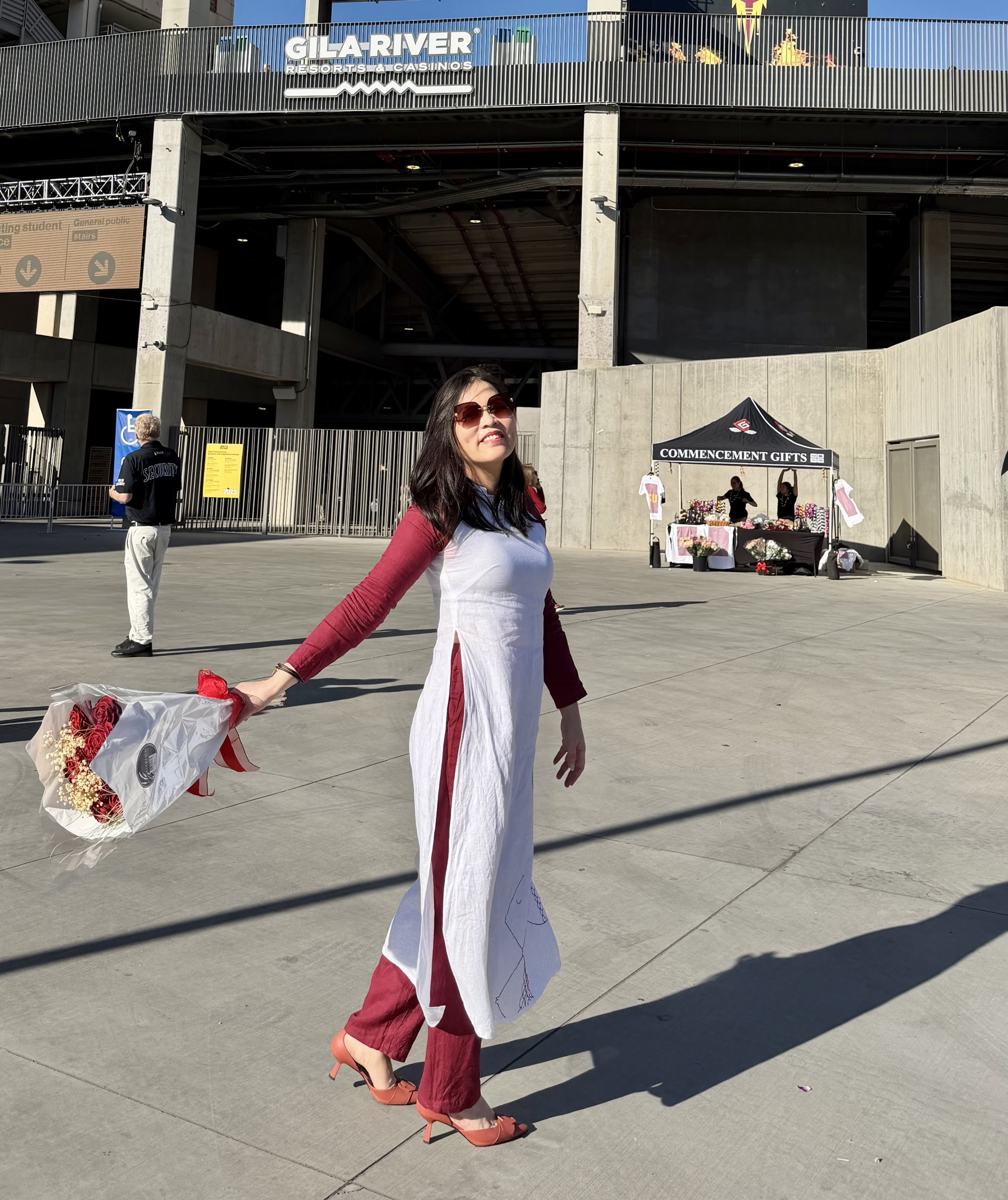 Ảnh: tác giả mặc áo dài trong một sự kiện ở nước ngoài 