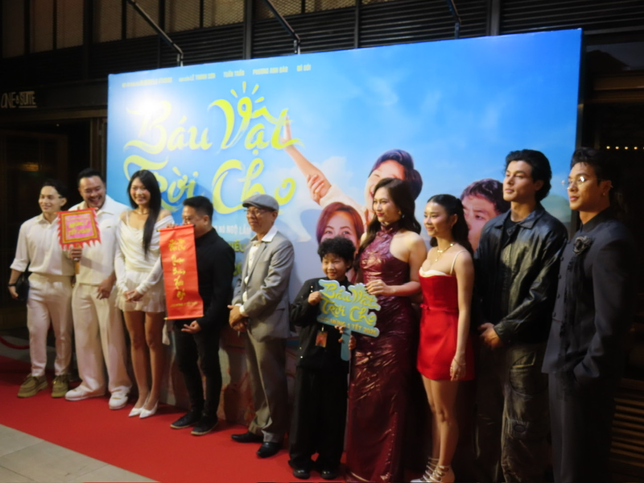 Các thành viên đoàn phim Báu vật trời cho trong sự kiện ra mắt chiều ngày 16/1