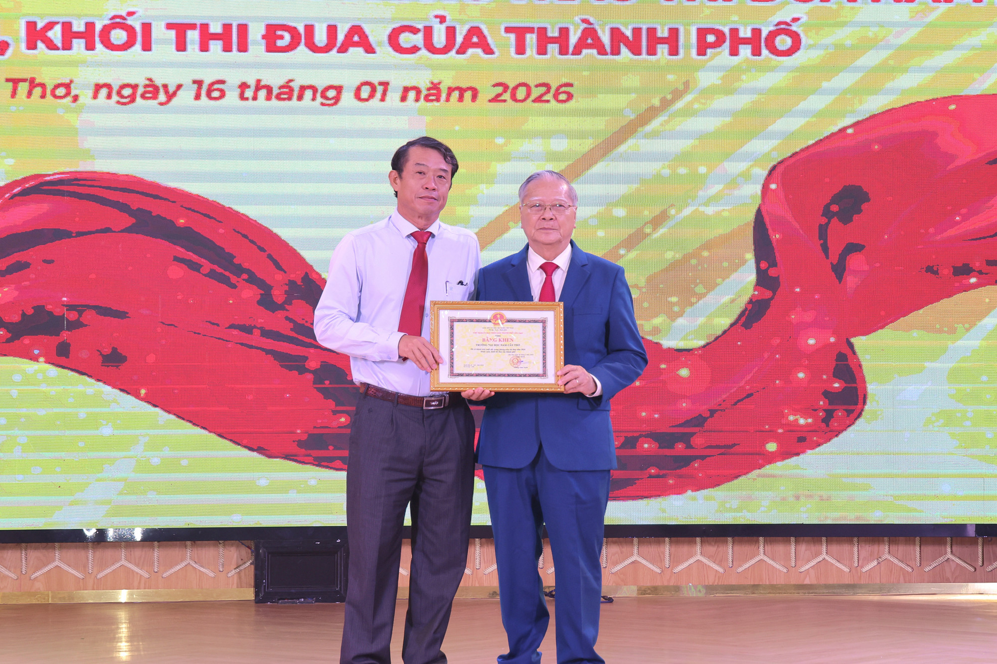 UBND TP Cần Thơ tặng bằng khen cho Trường ĐH Nam Cần Thơ về những thành tích xuất sắc trong hoạt động... Ảnh: CTV