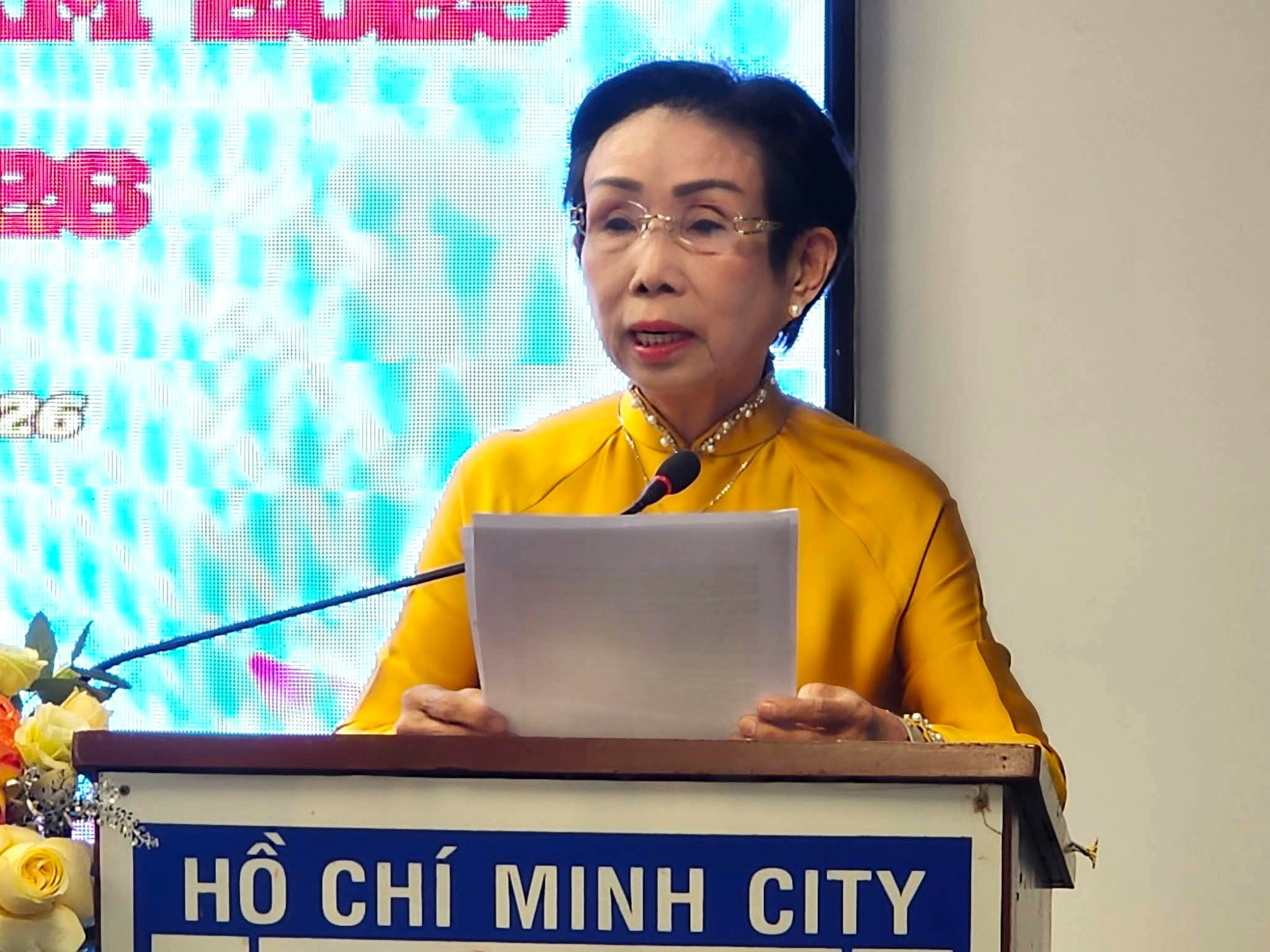  Bà Trương Thị Hiền - Chủ tịch Hội Hữu nghị Việt Nam - Cuba TPHCM - trình bày tham luận về công tác đối ngoại nhân dân, đặc biệt trong việc gắn kết tình hữu nghị Việt Nam - Cuba qua chương trình Mặt trời không biên giới 