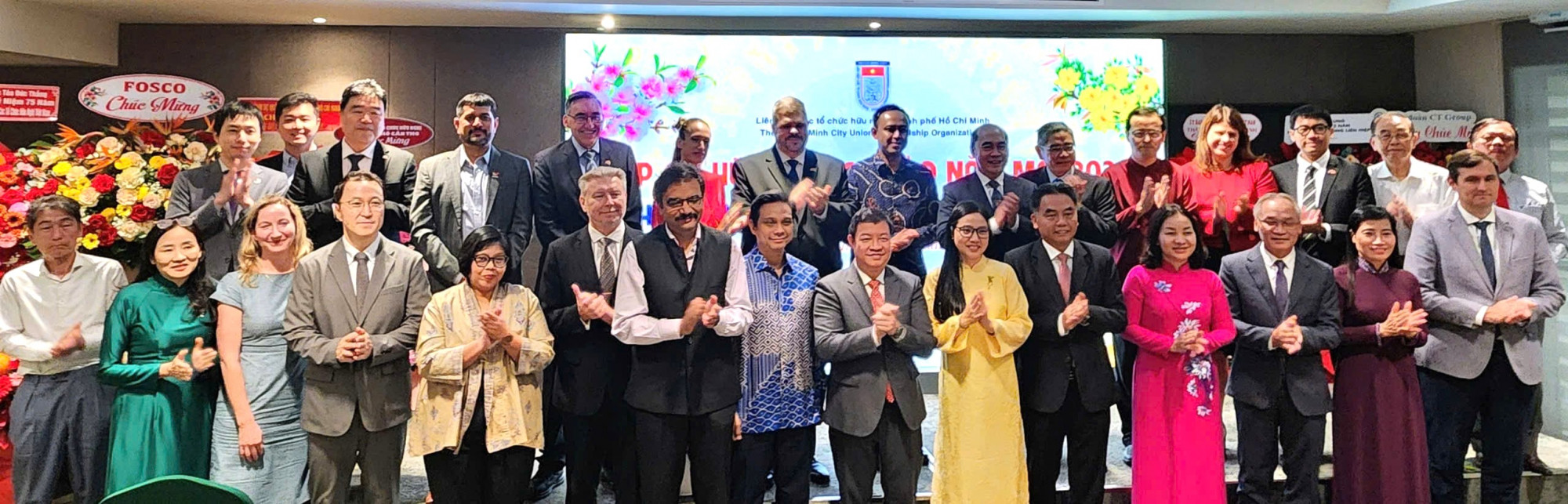 Các đại biểu cùng chụp ảnh lưu niệm