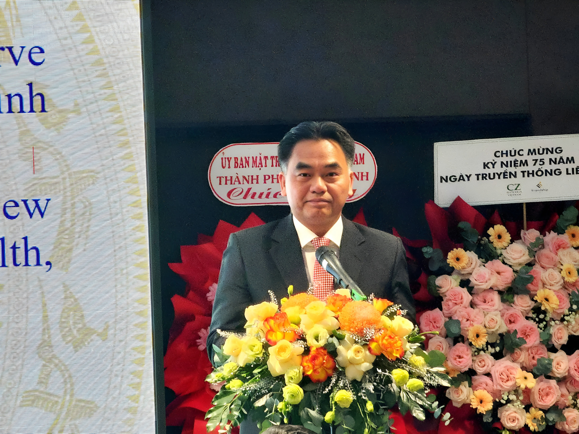 ông Nguyễn Lộc Hà - Ủy viên Ban Thường vụ Thành ủy, Phó Chủ tịch Thường trực UBND TPHCM - khen ngợi những thành công trong công tác đối ngoại nhân dân trong năm 2025 