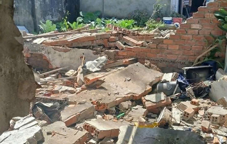 Hiện trường xảy ra vụ sập một phần căn nhà cấp bốn - ảnh: T.T.