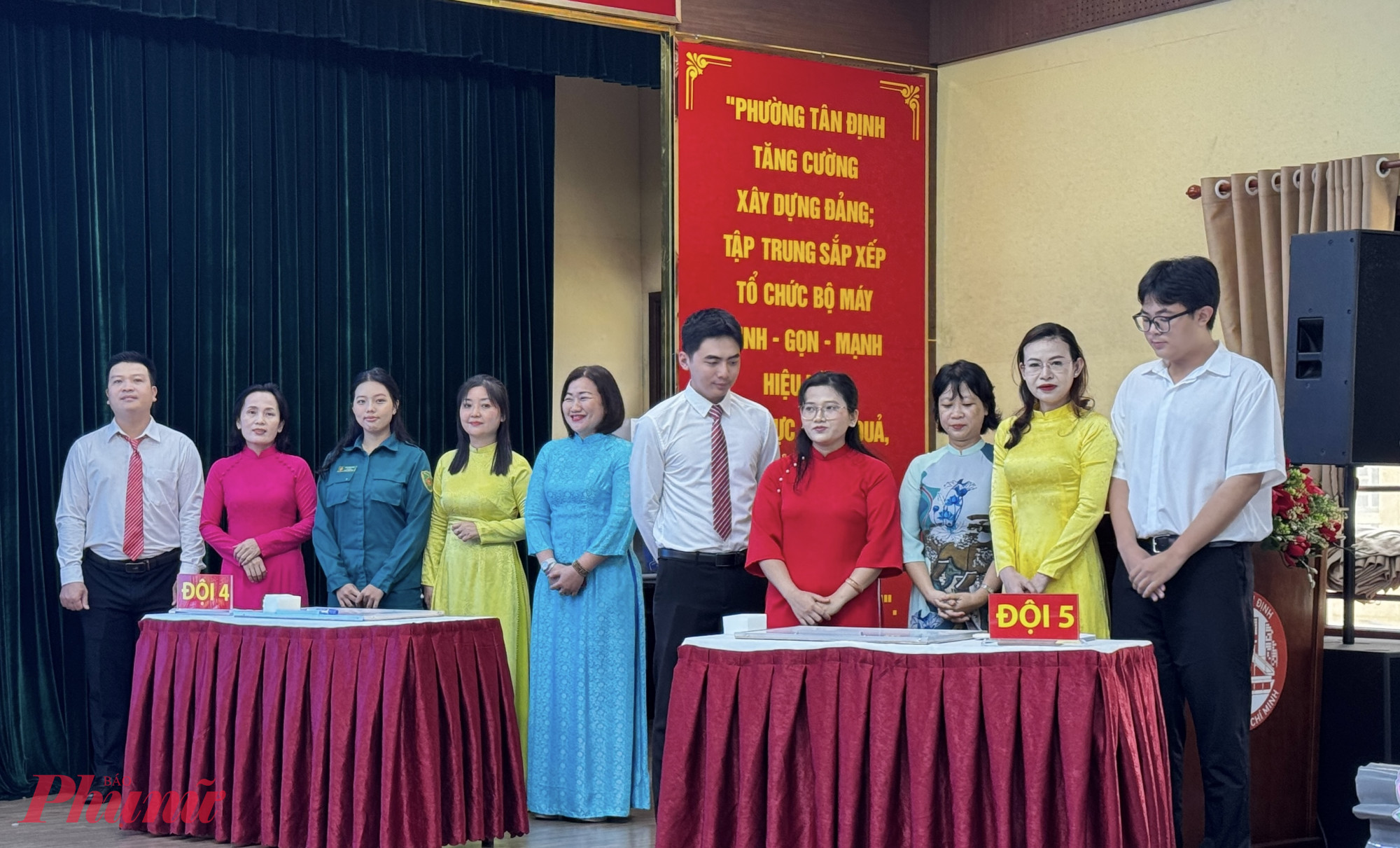 Các đội thi xuất sắc nhất bước vào vòng 2 - thi trực tiếp tìm hiểu Luật bầu cử đại biểu Quốc hội và đại biểu HĐND sáng 16/11 - Ảnh: T.T