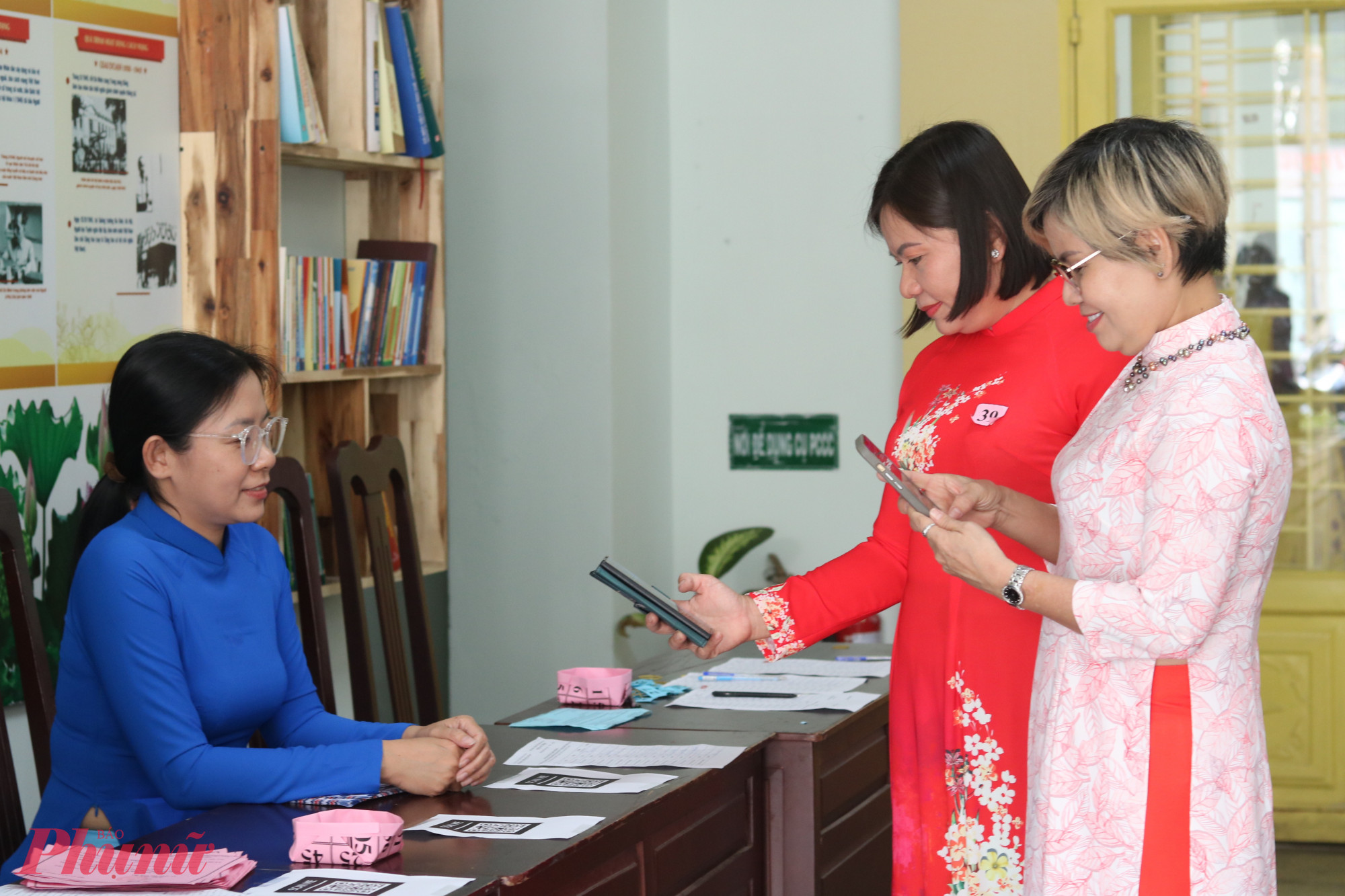 Các báo cáo kết quả hoạt động năm 2025 đều được Hội LHPN phường tích hợp qua mã QR để đại biểu quét đọc - Ảnh: Mẫn Nhi