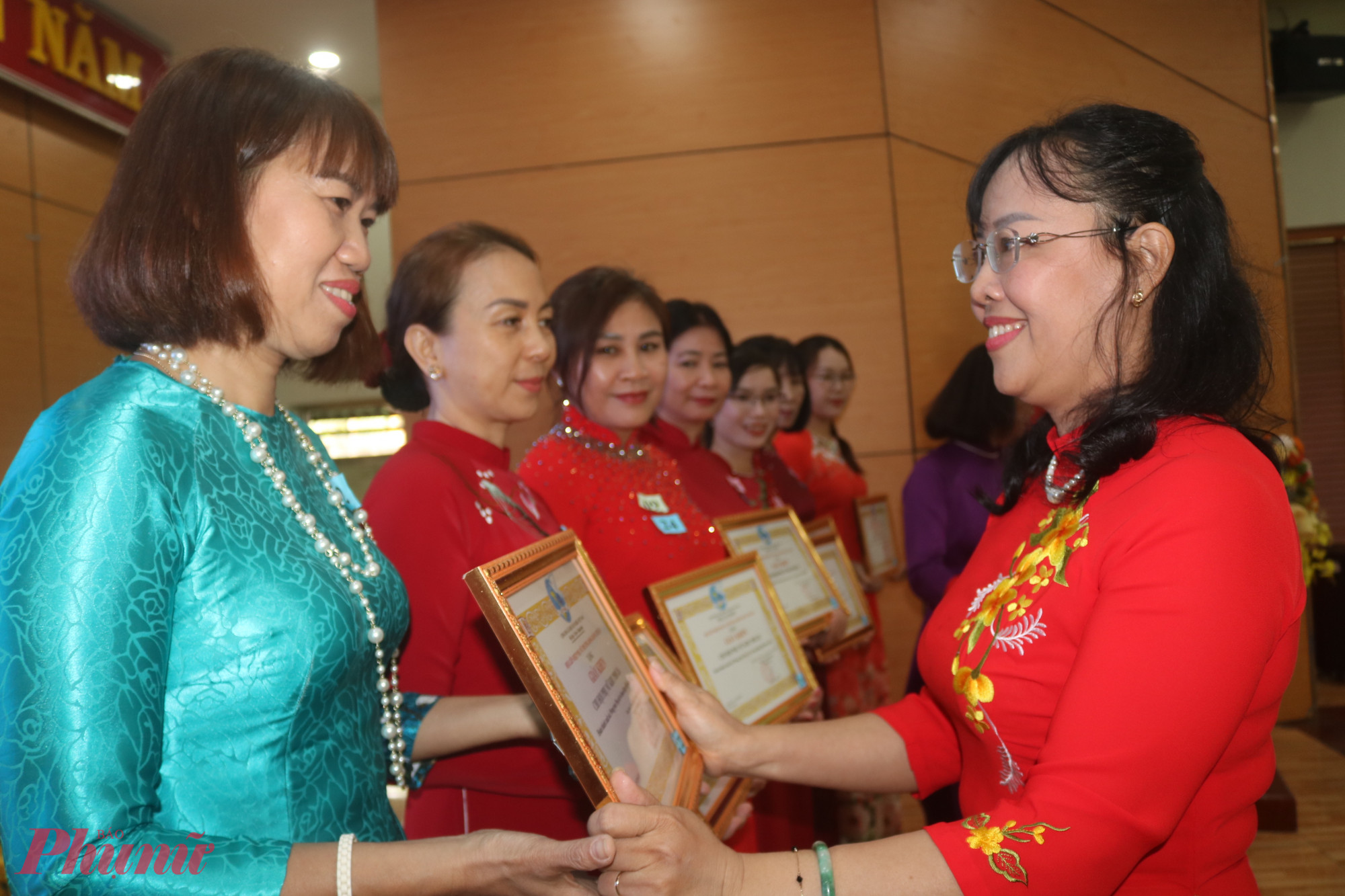 Bà Nguyễn Ngọc Yến – Phó chủ tịch Ủy ban MTTQ Việt Nam phường Đông Hưng Thuận, Chủ tịch Hội LHPN phường – trao giấy khen đến đại diện các tập thể: Ảnh: Mẫn Nhi