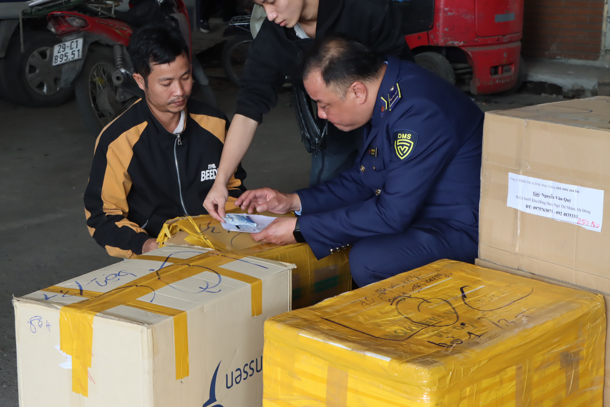 Lực lượng chức năng kiểm đếm sản phẩm không rõ nguồn gốc