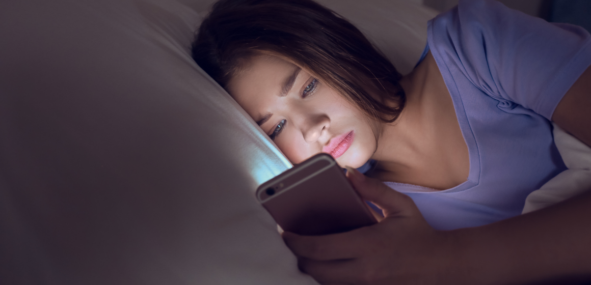 Ngủ không đủ giấc có liên hệ mật thiết với tuổi thọ ngắn hơn - điều này khiến giấc ngủ trở thành một trong những yếu tố quan trọng nhưng thường bị bỏ qua nhất đối với sức khỏe lâu dài - Ảnh: Canva