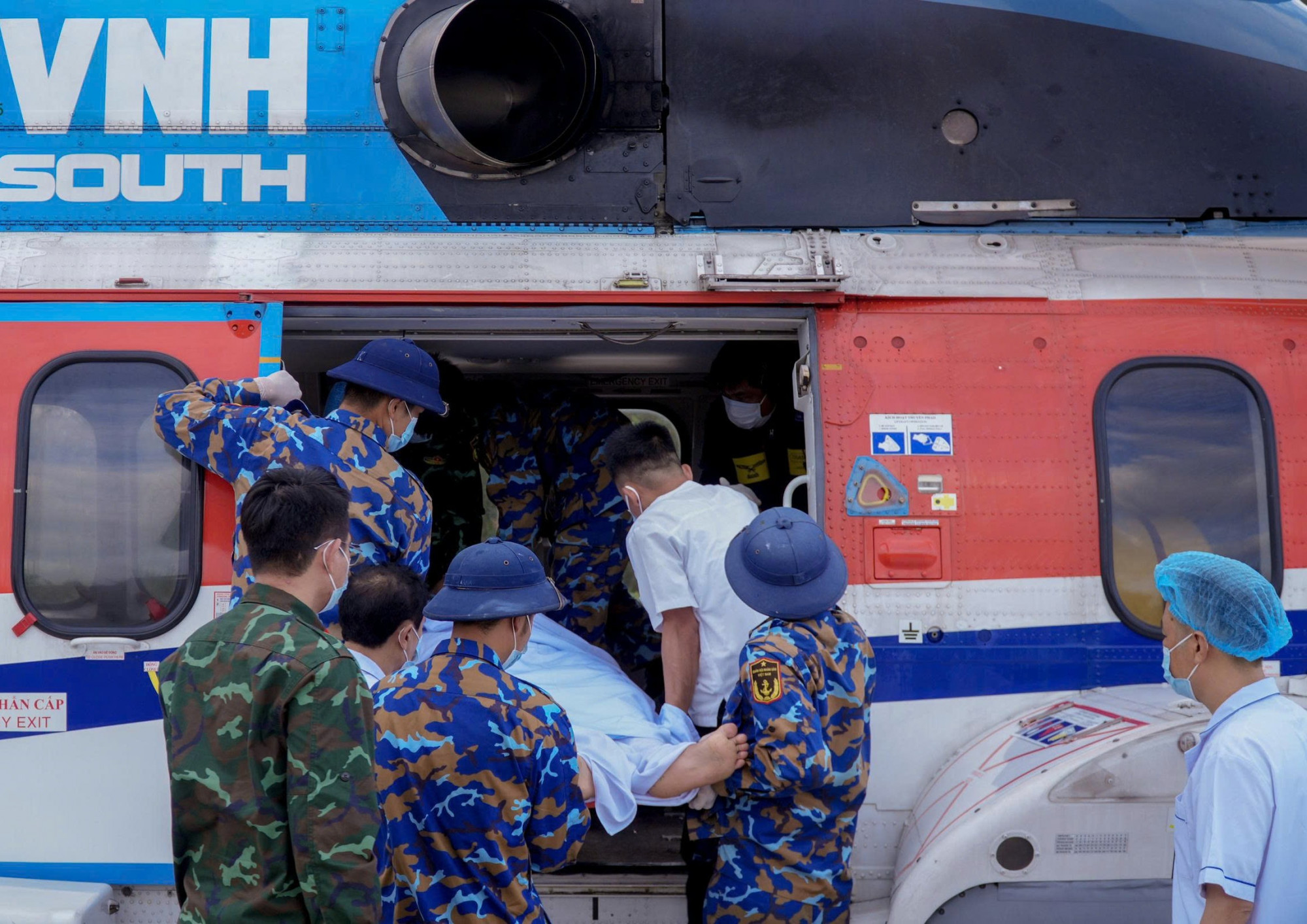 Anh A. được đưa lên trực thăng di chuyển vào đất liền, ảnh BVCC