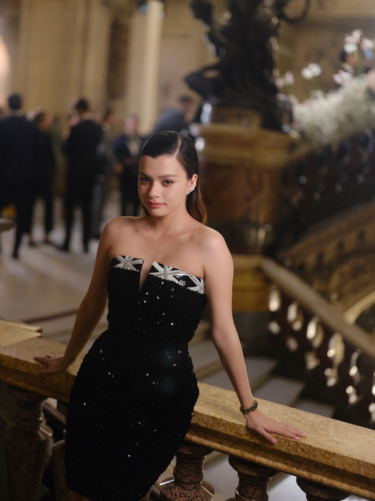 Trên thảm đỏ và các sự kiện lớn, Becky Armstrong lại cho thấy một hình ảnh hoàn toàn khác, sắc sảo, hiện đại và đầy khí chất của một  fashion icon. Cô ưu ái những thiết kế có phom dáng gọn gàng, đường cắt tinh tế như váy cúp ngực, đầm bất đối xứng hay suit cách điệu. Khả năng ''cân đồ'' tốt giúp Becky luôn nổi bật mà không cần quá nhiều chi tiết cầu kỳ.