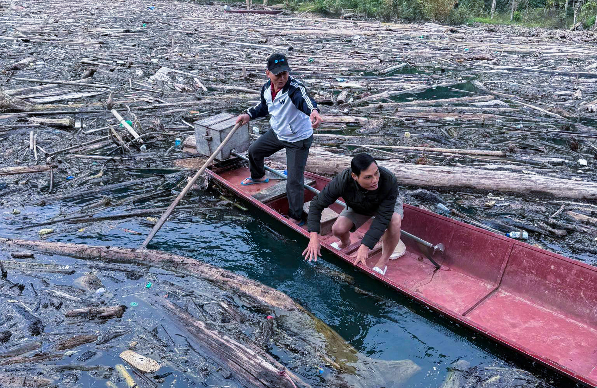 Rác gỗ bủa vây lòng hồ Thủy điện Bản Vẽ đoạn qua xã Hữu Khuông - Ảnh: Lô Giáp