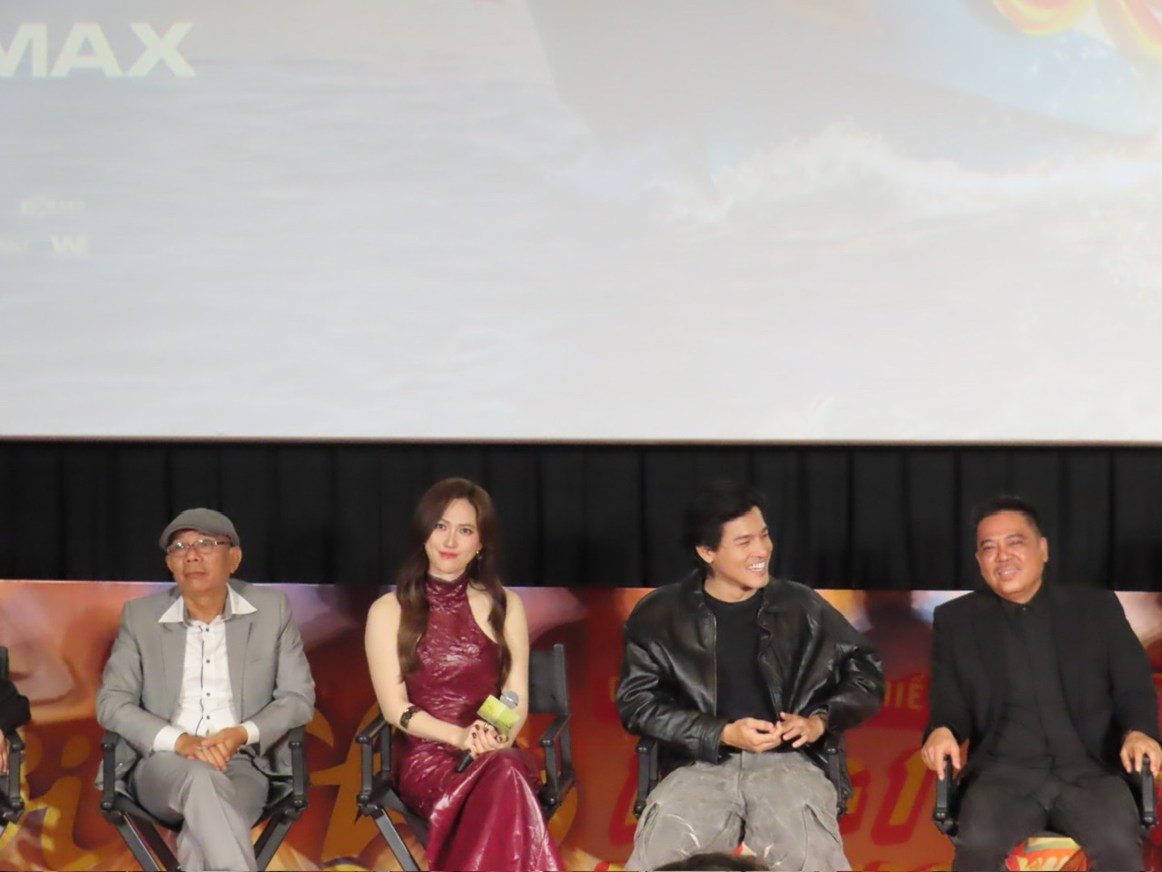 Từ trái qua : NS ƯT Trung Dân, diễn viên Phương Anh Đào, Khương Lê và đạo diễn Lê Thanh Sơn