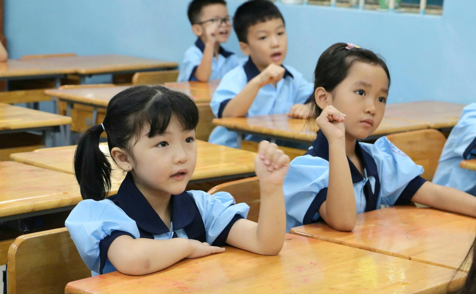 Học sinh lớp Một Trường tiểu học Nguyễn Văn Triết trong ngày đầu đến trường