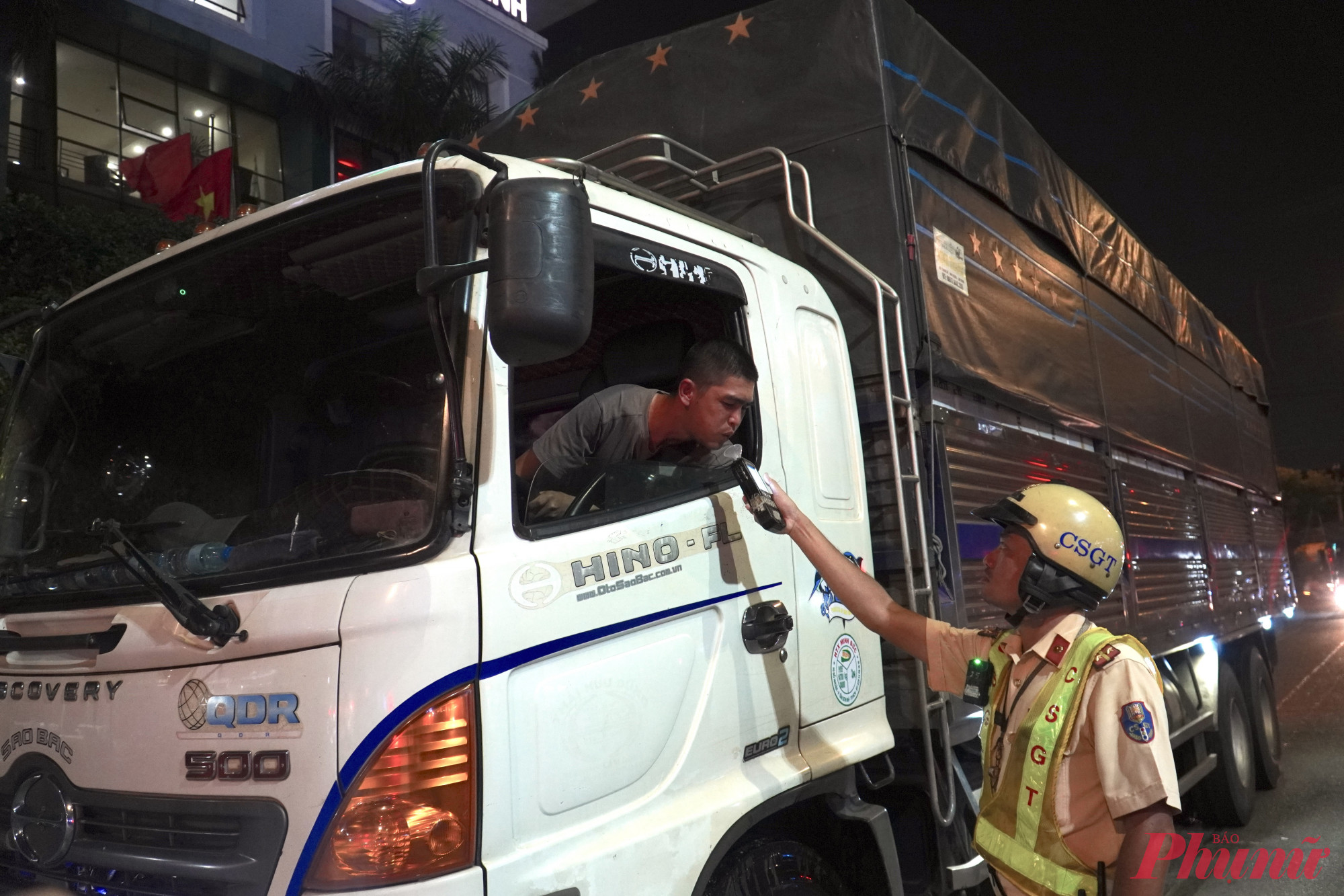 Ngoài việc test ma tuý, lực lượng chức năng cũng kiểm tra nồng độ cồn hàng loạt tài xế ra vào chợ đầu mối Thủ Đức 