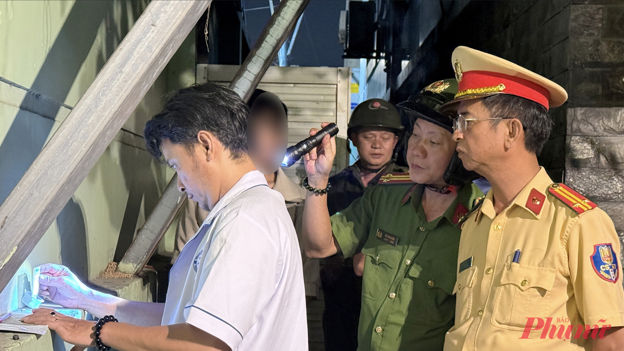 Lực lượng chức năng tiến hành kiểm tra, test ma tuý đối với nhiều lao động tại chợ đầu mối Thủ Đức