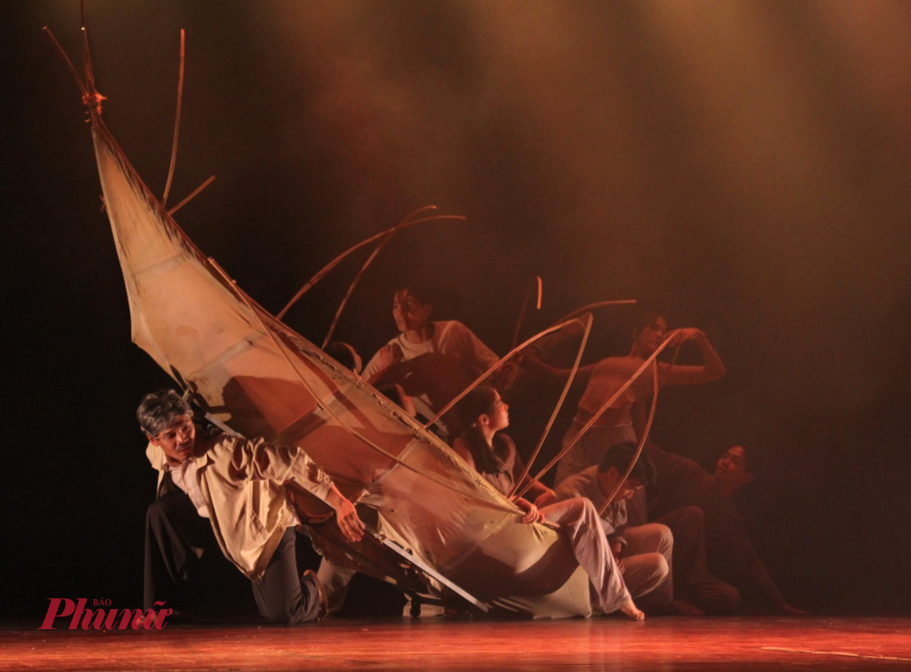 Trích từ kịch bản, kịch múa BÓNG CHA TỪ BIỂN của tác giả: Nguyễn Nam Hùng. Biên đạo: Nguyễn Phúc Hùng, Phạm Minh Tuấn 