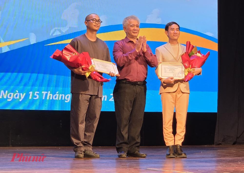 Chủ tịch Hội Nghệ sĩ Múa TPHCM Lê Nguyên Hiều trao các giải A.