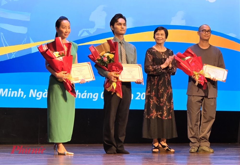 Các tác giả nhận giải B.