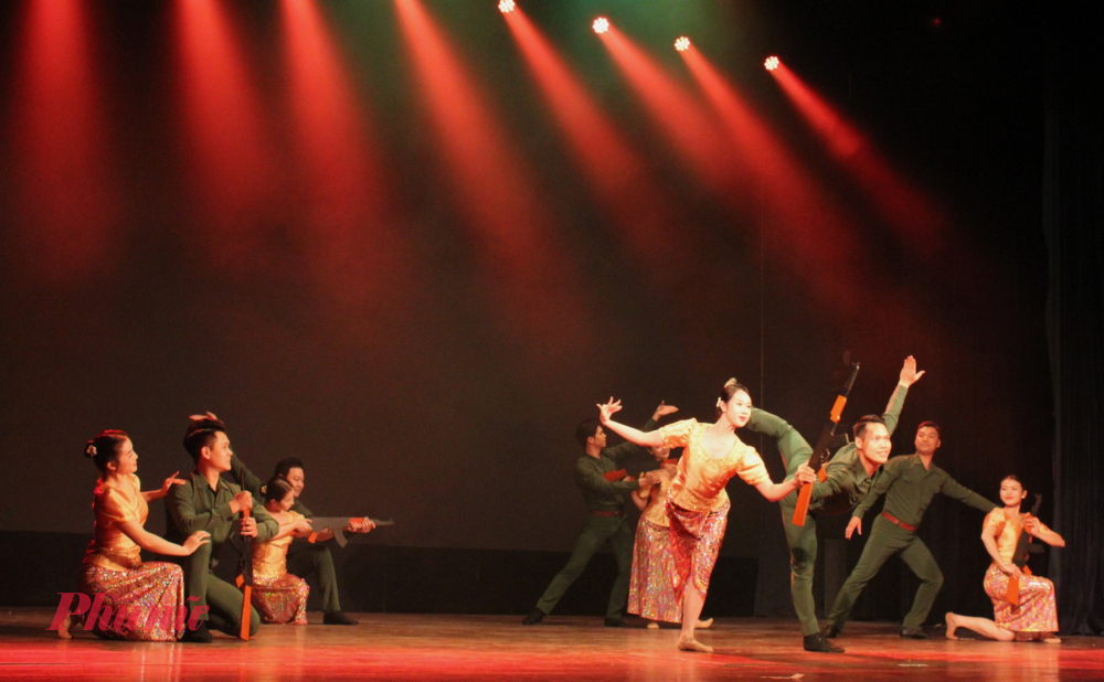 Tác phẩm: NIỀM VUI THAO TRƯỜNG Tác giả kịch bản, biên đạo:  Nguyễn Xuân Hùng Âm nhạc: Huỳnh Thanh Khiết Biểu diễn: Tốp nam nữ múa, Đoàn Văn công Quân khu 7.