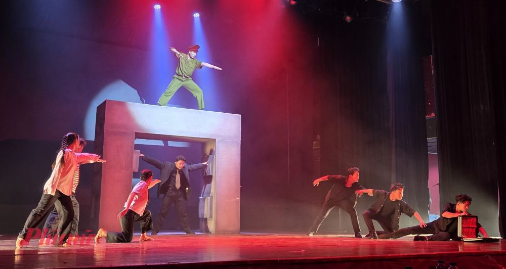 Ánh sáng trong mắt ảo khai thác đề tài thời sự về các ổ tội phạm lừa đảo việc nhẹ lương cao ở Campuchia.