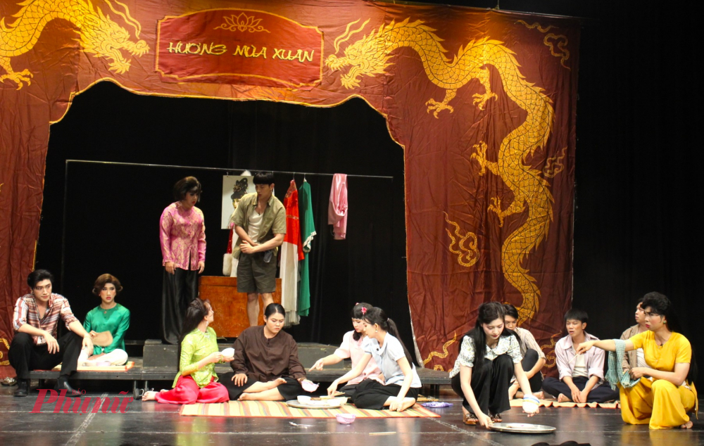 Gánh hát về khuya