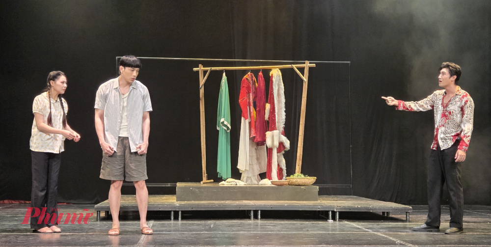 Thuận Nguyễn vào vai anh chàng dựng cảnh trong đoàn hát