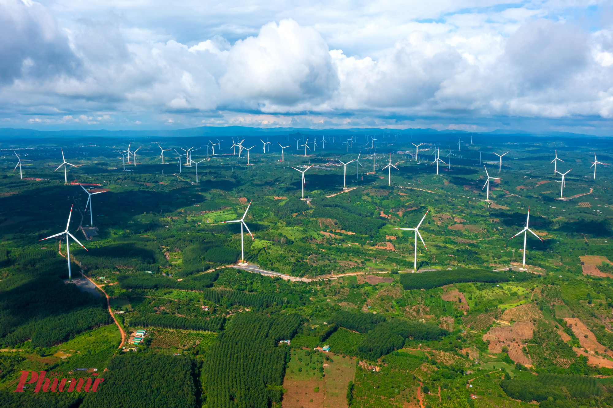 Trải rộng trên diện tích khoảng 600ha, Nhà máy điện gió Ea Nam là dự án điện gió trọng điểm của tỉnh Đắk Lắk, do Công ty cổ phần Điện gió Trung Nam Đắk Lắk 1 làm chủ đầu tư, với tổng mức đầu tư hơn 16.500 tỉ đồng. 