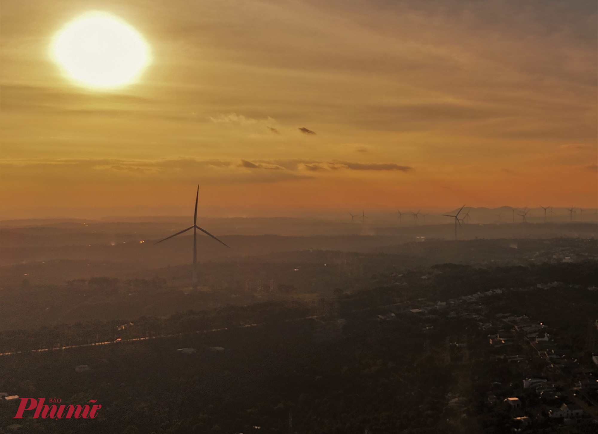 Khi nắng chiều dịu dần, bầu trời chuyển từ xanh trong sang gam vàng cam rồi phớt hồng