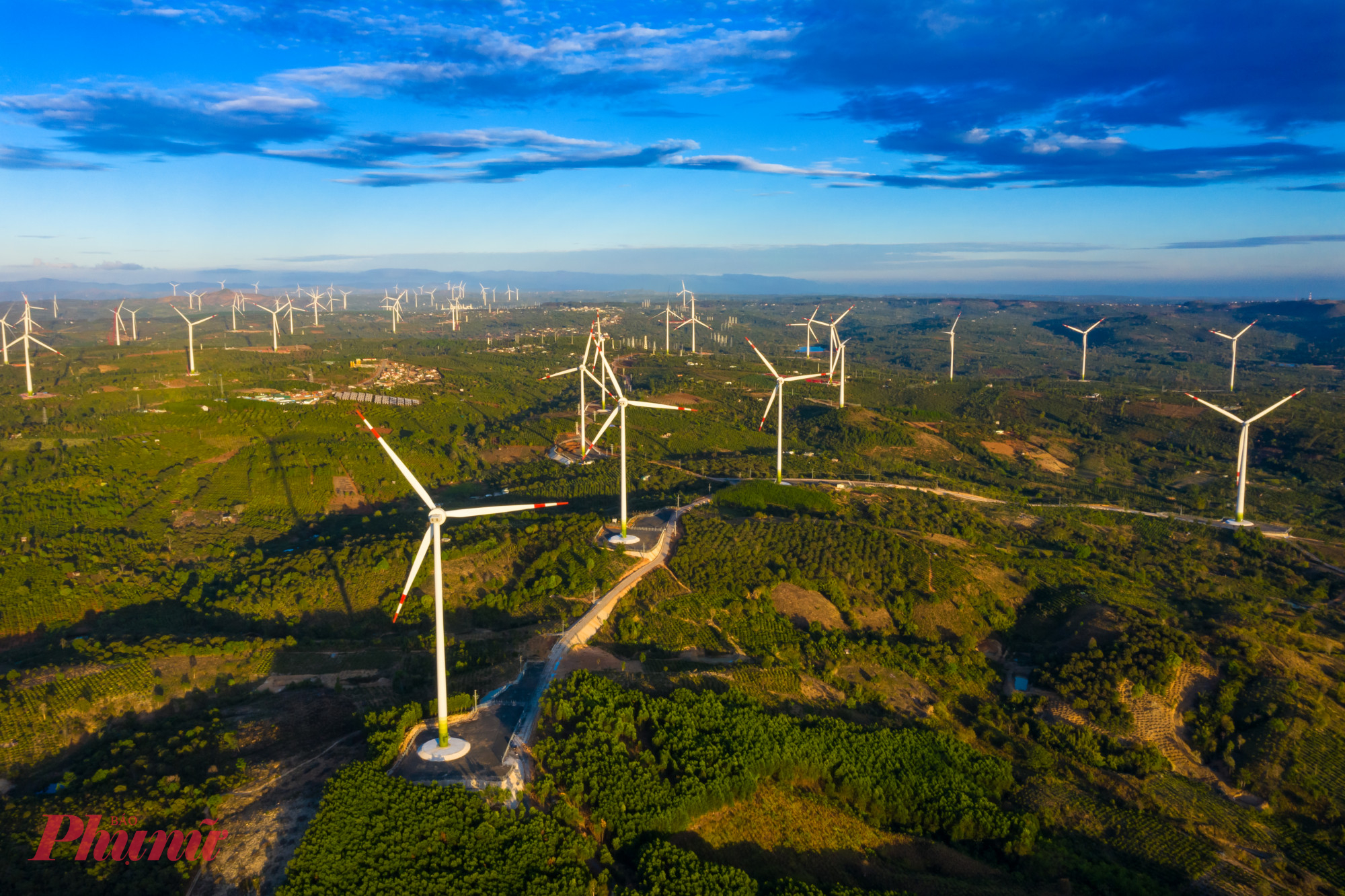 Đây cũng là dự án điện gió lớn nhất Việt Nam, hoàn thành và đưa vào hoạt động từ năm 2021, đánh dấu bước phát triển quan trọng của ngành năng lượng tái tạo trên vùng đất Tây Nguyên.