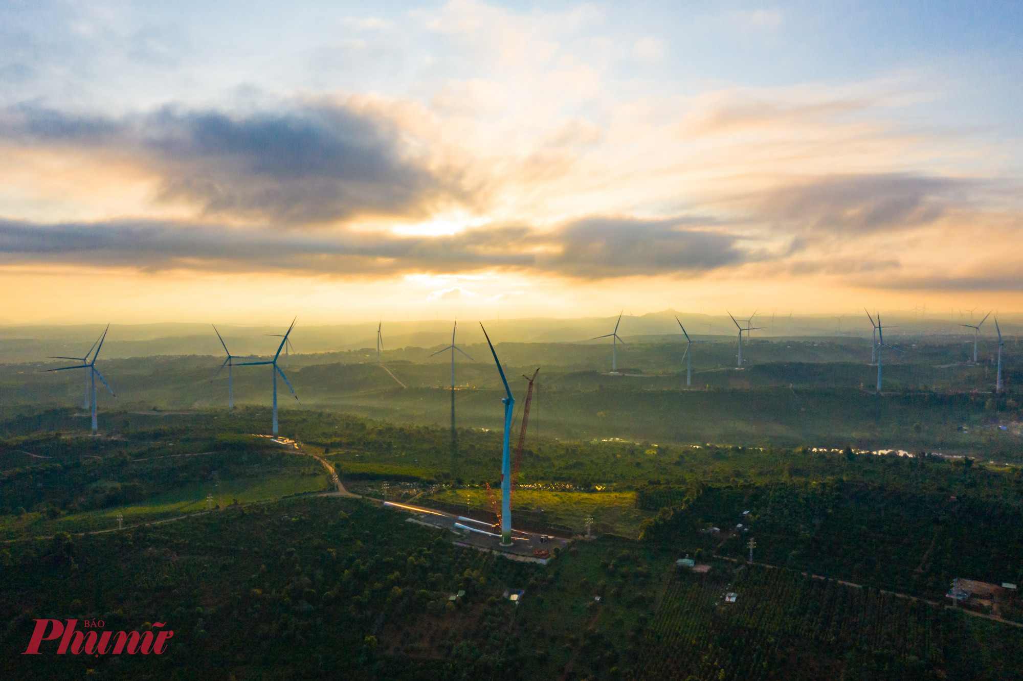 Giữa nền trời bảng làng mây chiều, sắc trắng của các trụ gió nổi bật, tạo nên khung cảnh yên ả và đầy thơ mộng.