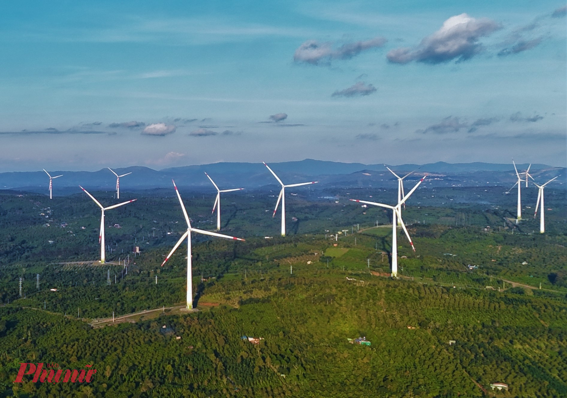 Giữa làn gió cao nguyên mát lành, khoảnh khắc thả mình hít hà mùi đất trời Tây Nguyên mang đến cho du khách cảm giác bình yên khó tả và một trải nghiệm mới mẻ khi đến cánh đồng điện gió Ea Nam.