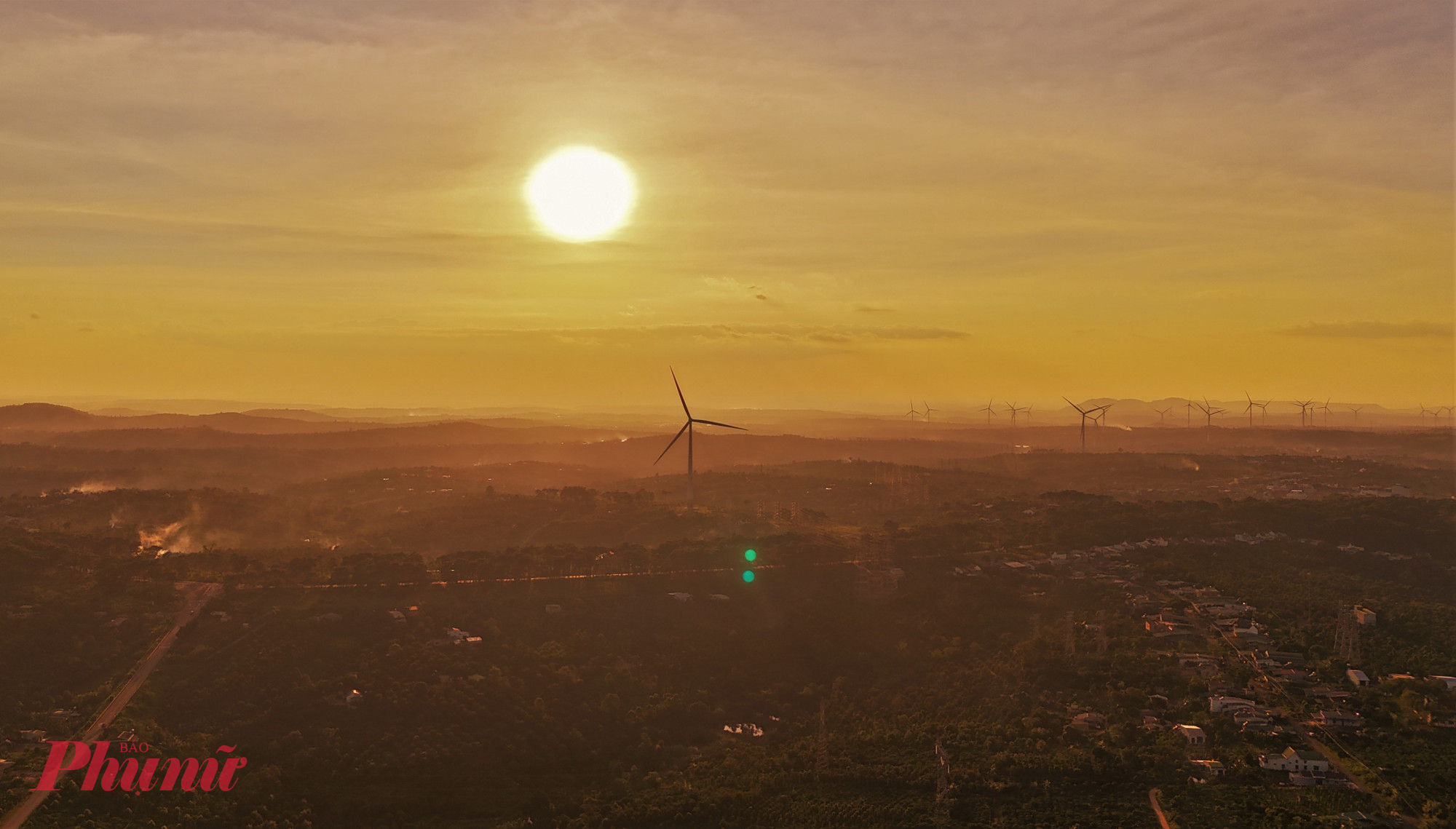 Khi mặt trời chậm rãi nghiêng về phía dãy đồi xa, cánh đồng điện gió Ea Nam trải dài từ xã Ea Drăng đến xã Ea Khal (tỉnh Đắk Lắk) như khoác lên mình một diện mạo khác – trầm lắng, yên bình nhưng vẫn toát lên vẻ hùng vĩ rất riêng. 