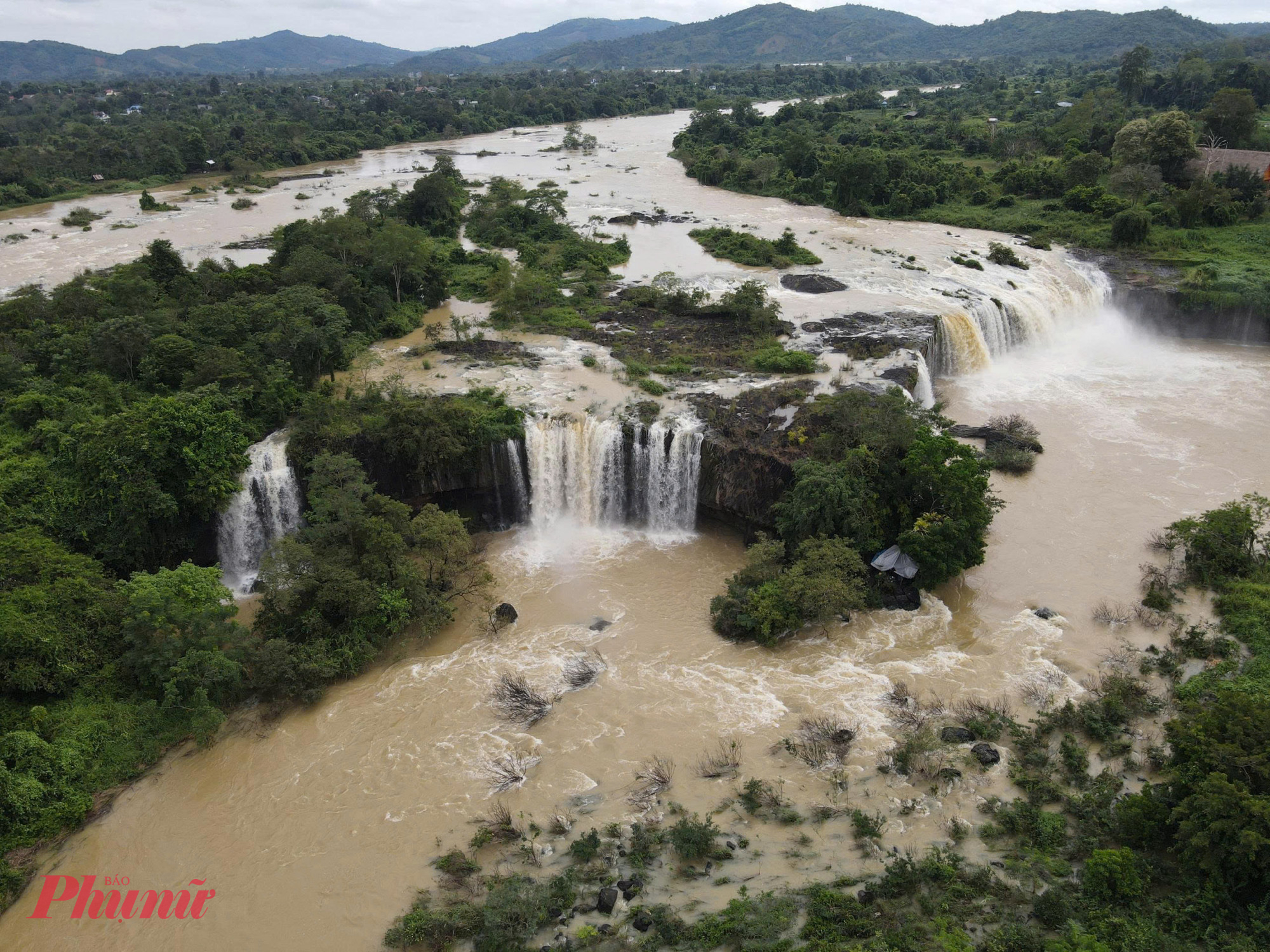 Sự chia tách và hội tụ ấy đã tạo nên một bức tranh thủy mặc vừa lãng mạn, vừa bi tráng giữa đại ngàn.