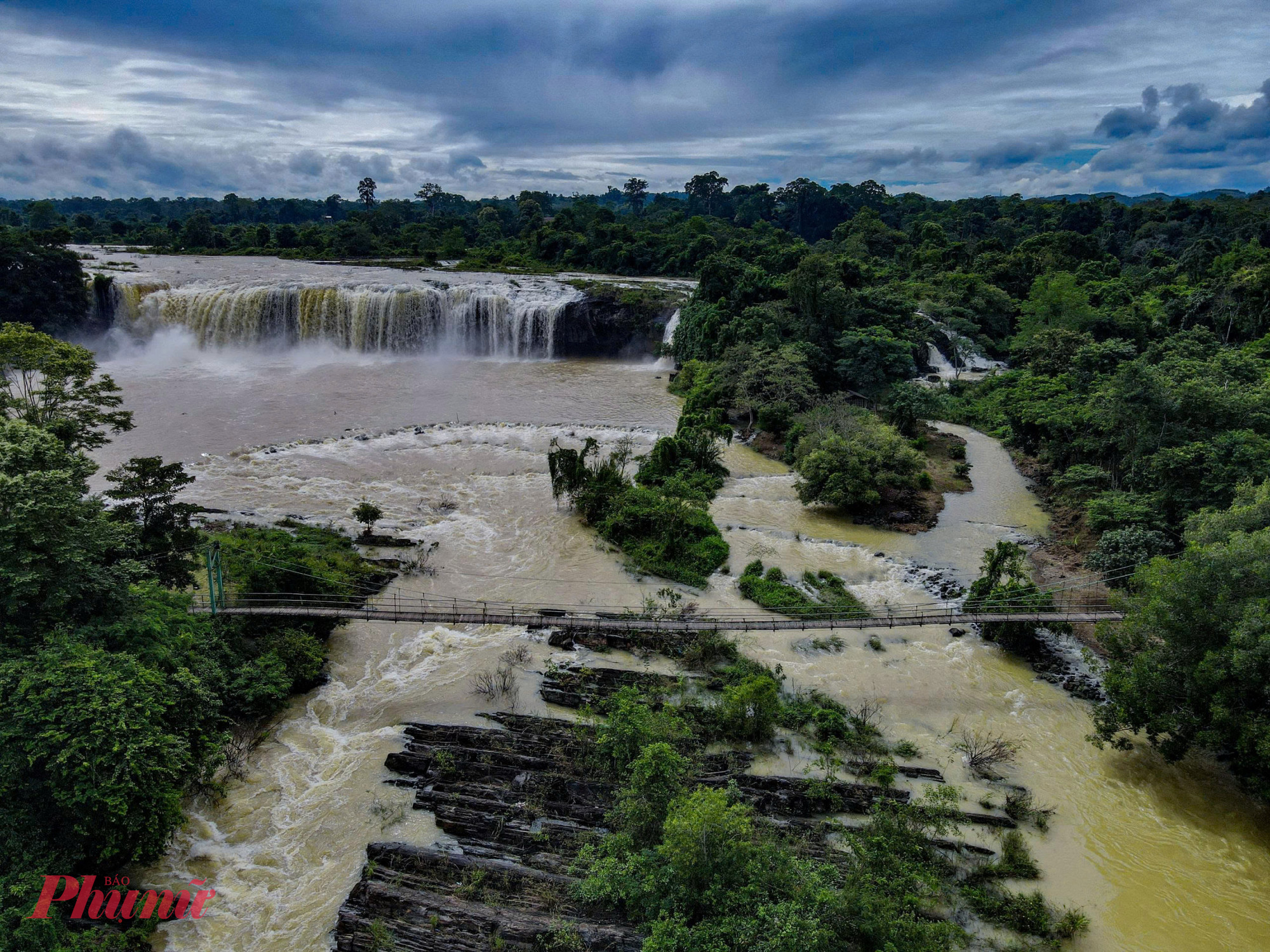 Sáng hôm sau, người ta bàng hoàng phát hiện dòng Sêrêpôk như bị chia tách thành hai nhánh, ngăn cách đường đi của hai dòng tộc. Trong đó, sông Krông Ana (sông cái) sinh ra thác Dray Nur – thác vợ; còn sông Krông Nô (sông đực) hình thành nên thác Dray Sáp – thác chồng. 