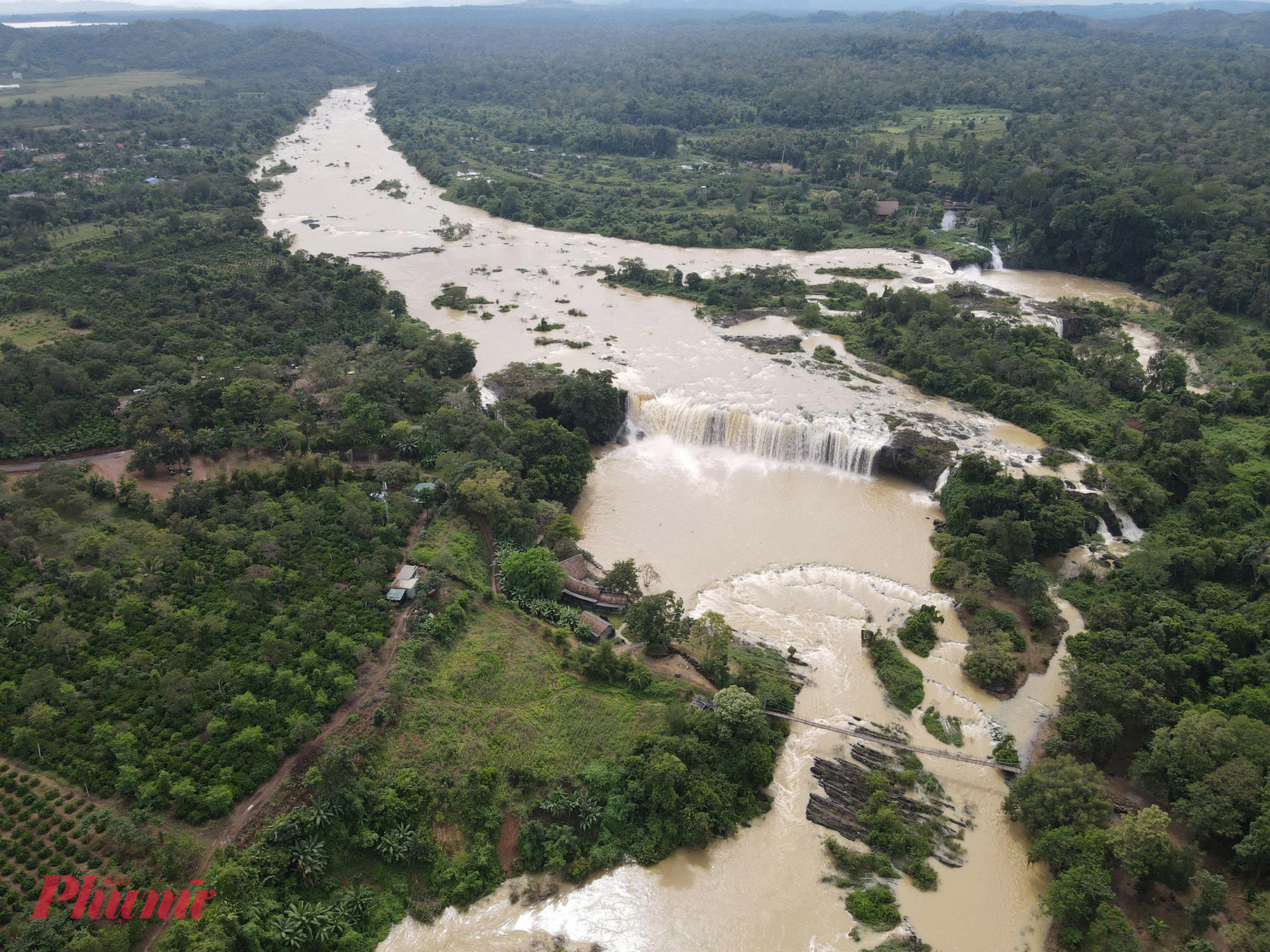 Nhìn từ trên cao, Dray Nur tựa như một dải lụa trắng xóa vắt ngang rừng già. 