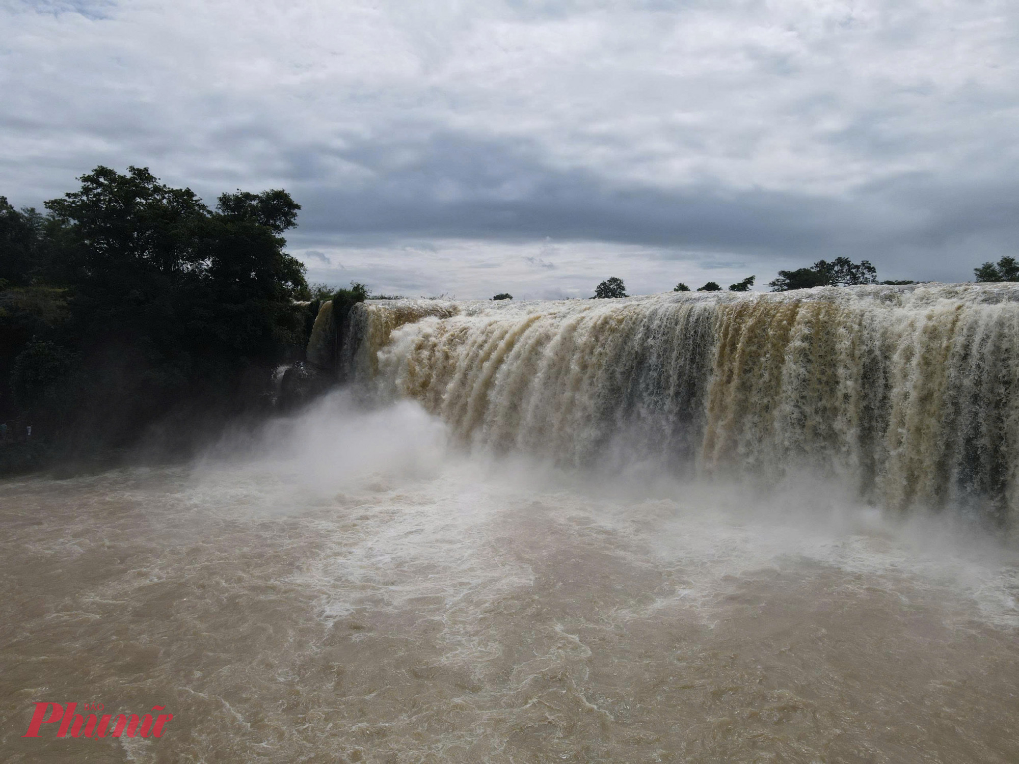 dòng nước cuồn cuộn đổ xuống từ độ cao hơn 30m, tạo thành một “bức tường nước” khổng lồ