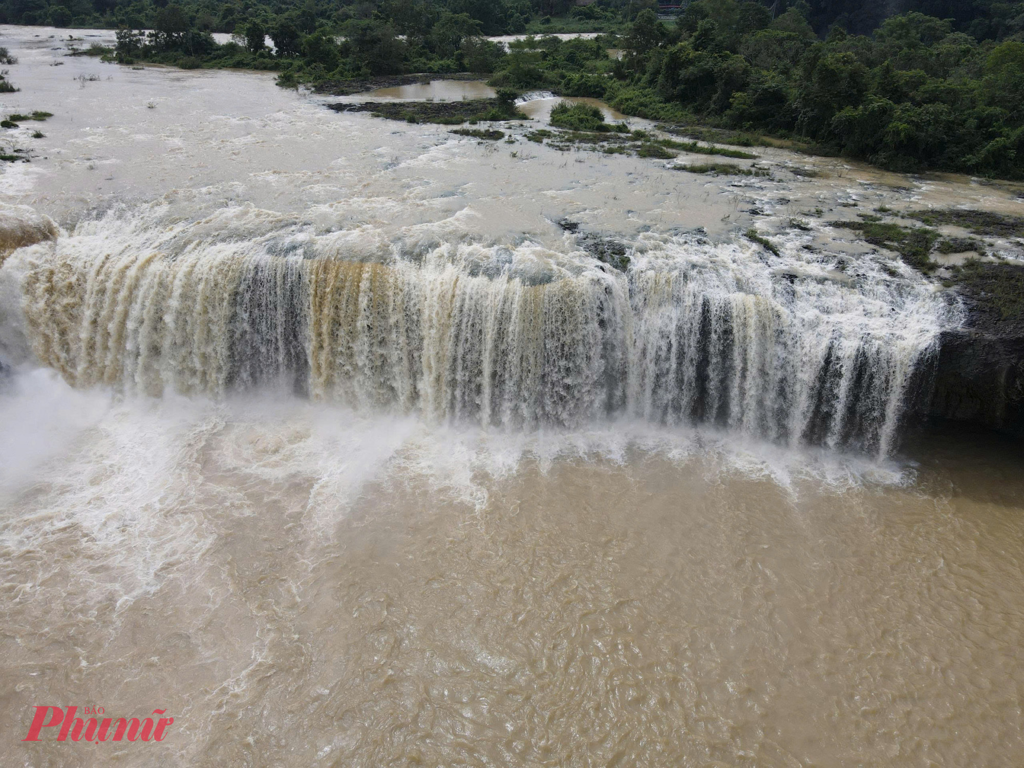 Tọa lạc tại xã Ea Na (tỉnh Đắk Lắk, thác Dray Nur hiện lên như một kiệt tác mà thiên nhiên ưu ái ban tặng cho vùng đất đỏ bazan. 