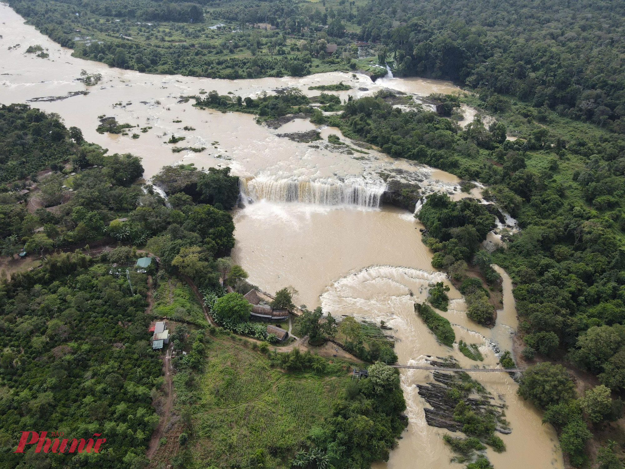 Tương truyền, thuở xa xưa, có một chàng trai buôn Kuốp (xã Dray Sáp cũ, nay là xã Ea Na) đem lòng yêu một cô gái sống bên kia dòng Sêrêpôk. Thế nhưng, mối tình ấy vấp phải sự ngăn cấm nghiệt ngã khi hai người thuộc hai dòng tộc vốn có mối hiềm khích lâu đời. Không thể vượt qua rào cản định mệnh, trong một đêm trăng, đôi trai gái đã cùng nhau gieo mình xuống dòng sông, nguyện trọn đời bên nhau.